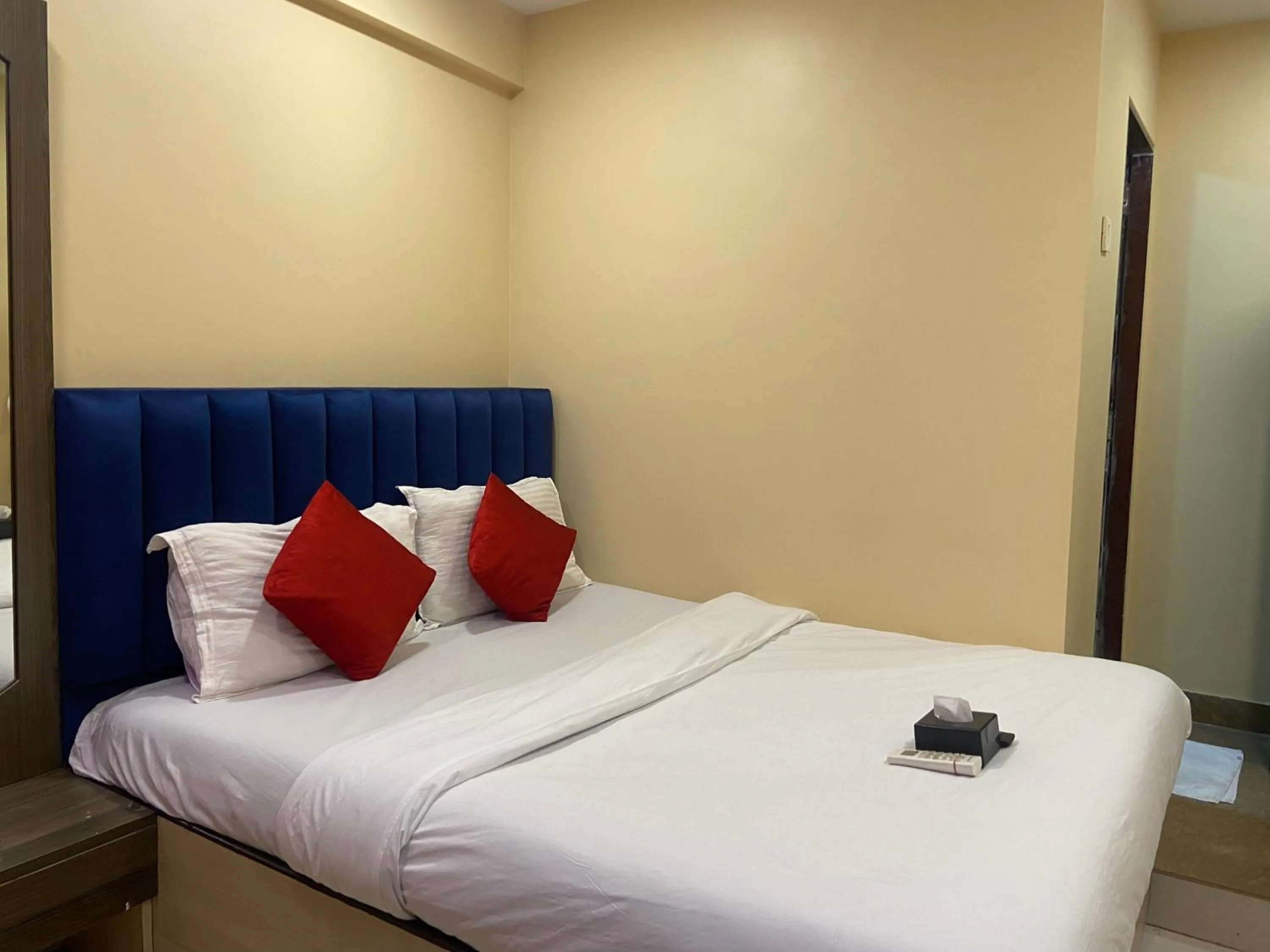 Bed in Hotel Royal Grand - Near Mumbai International Airport