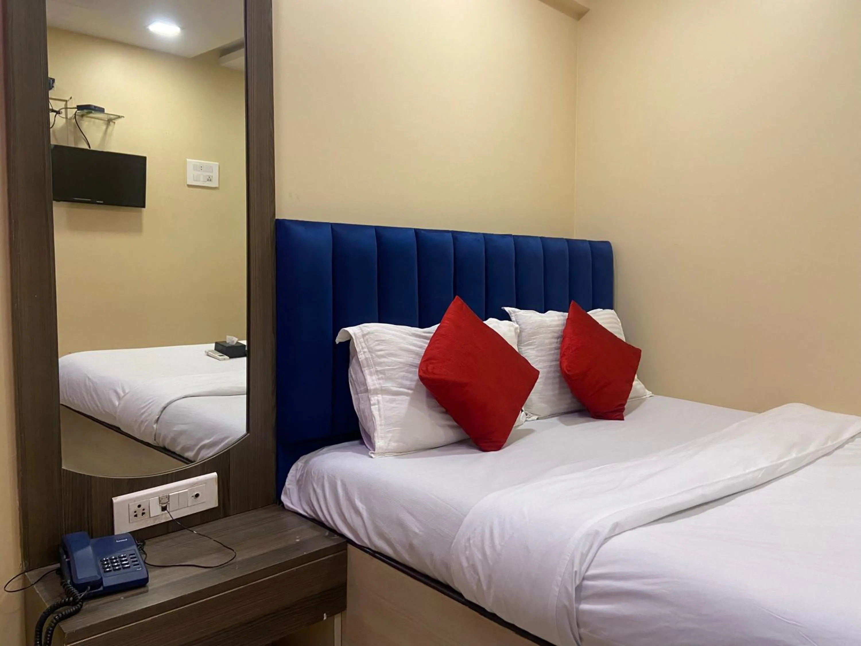 Bed in Hotel Royal Grand - Near Mumbai International Airport