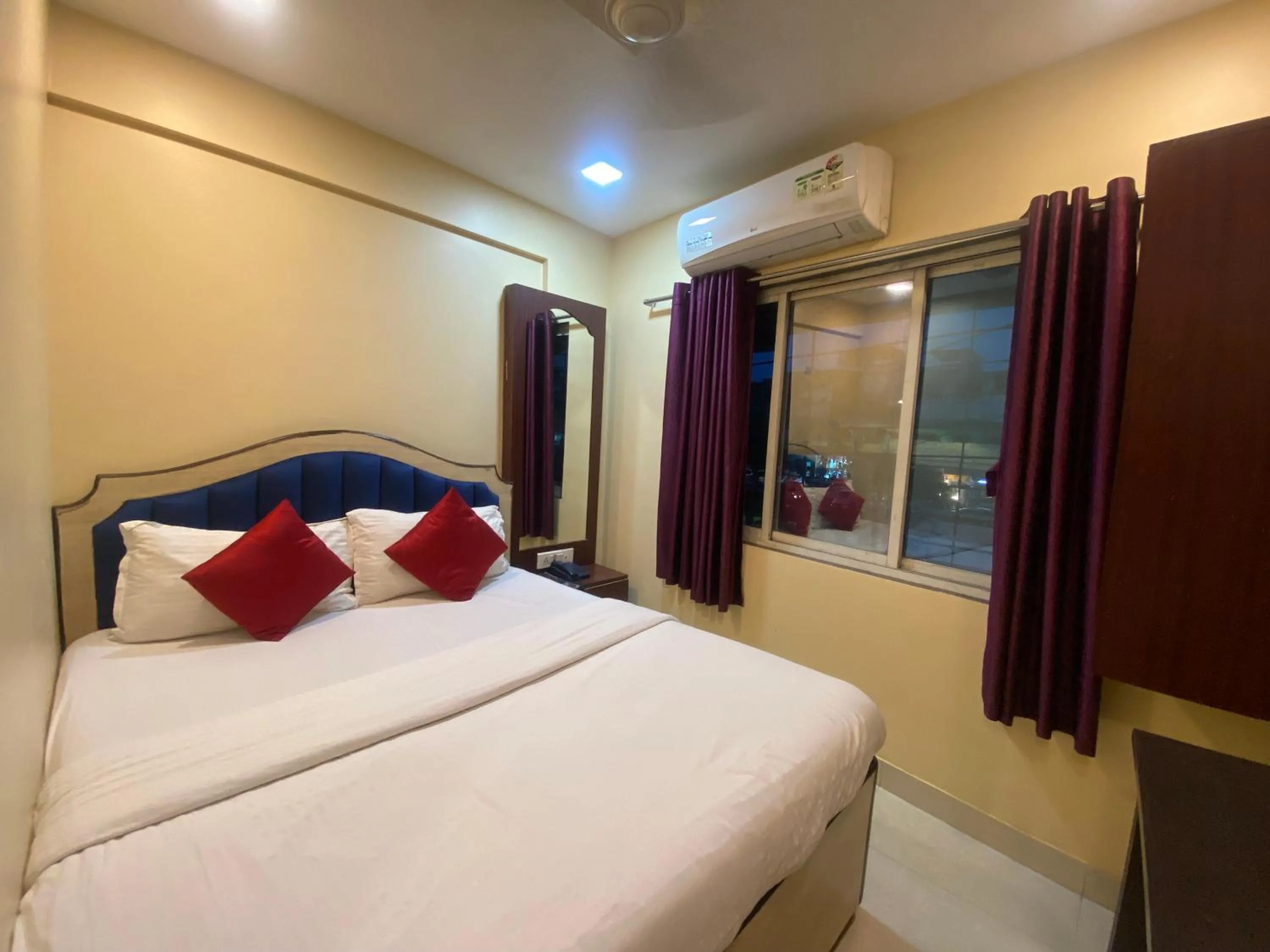 Bed in Hotel Royal Grand - Near Mumbai International Airport