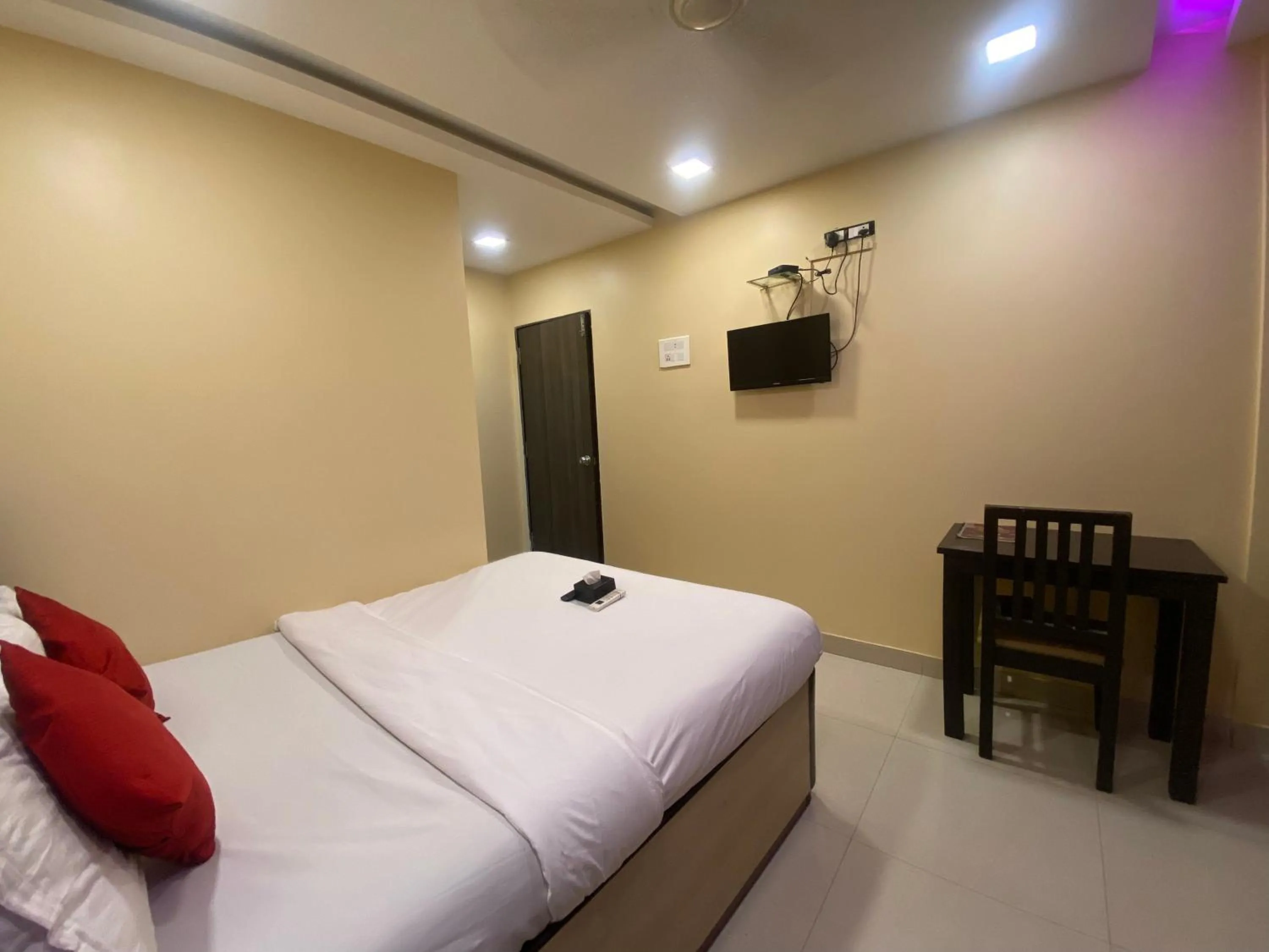 Communal lounge/ TV room, Bed in Hotel Royal Grand - Near Mumbai International Airport