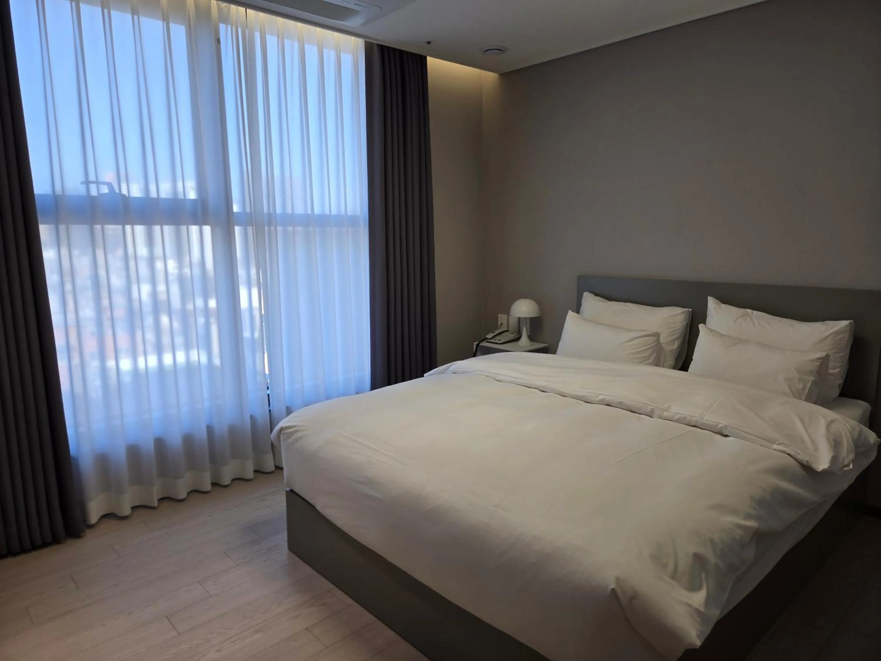 Bed in HOTEL THE DESIGNERS LYJ SUITE YEOKSAM