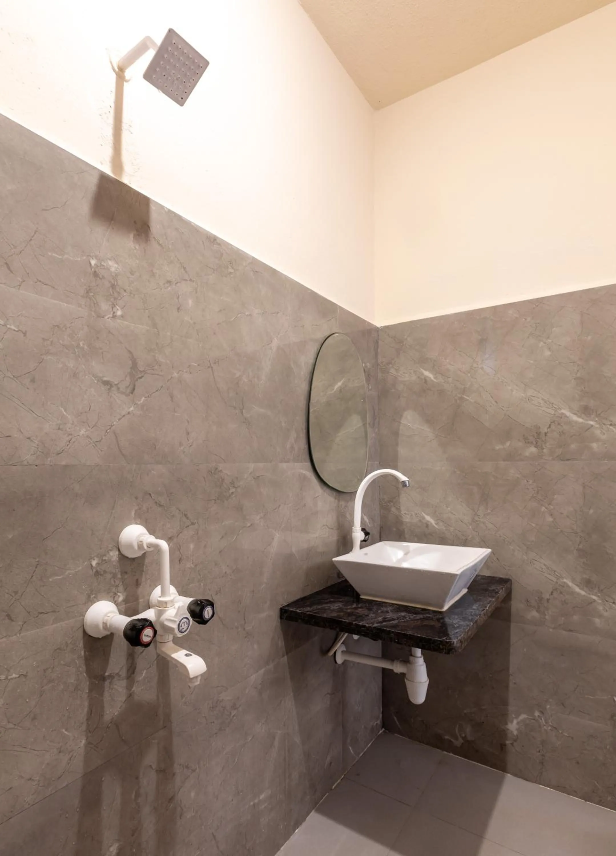 Shower in Sunset Cafe Beach Stay