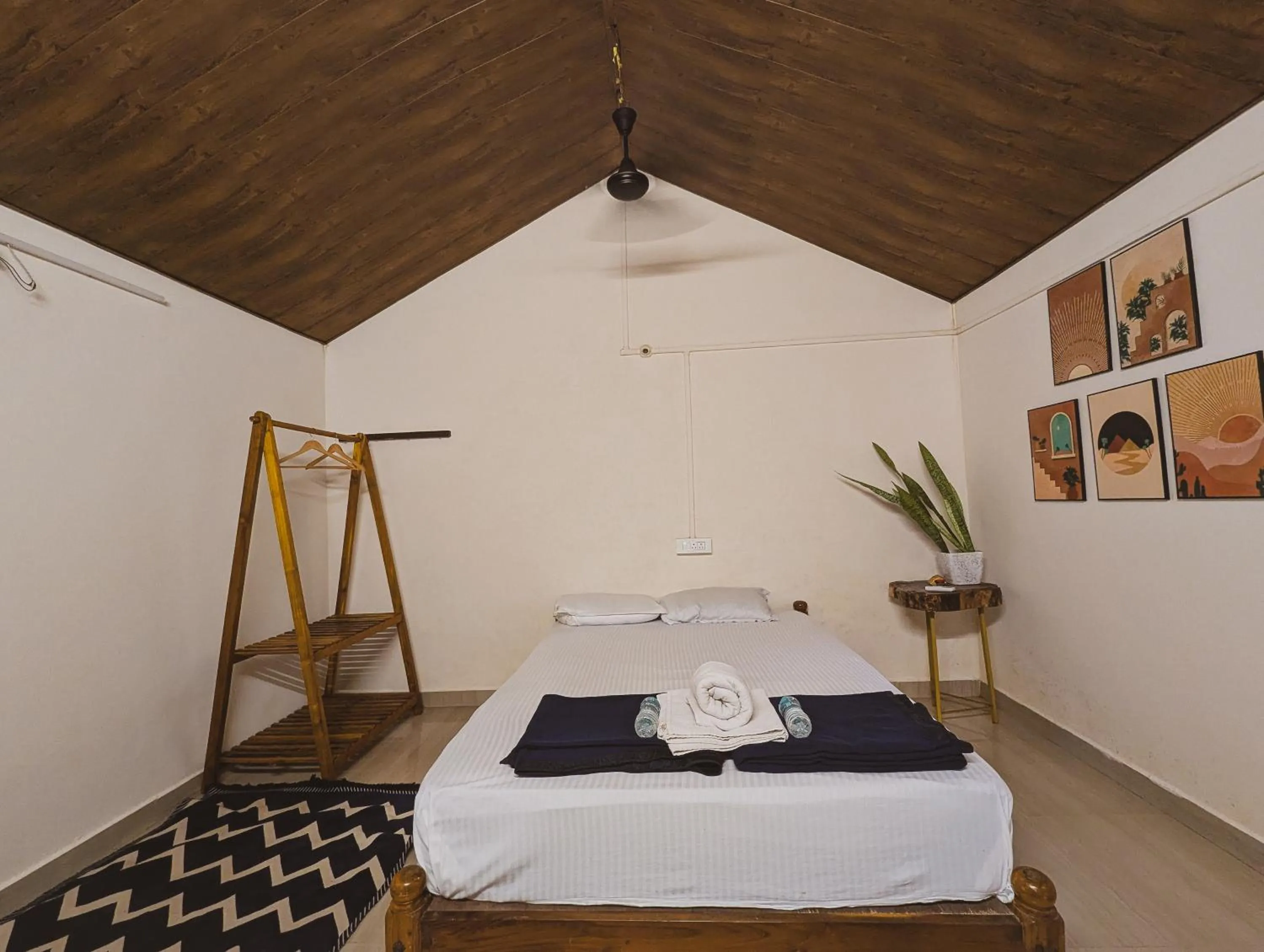 Bedroom, Bed in Sunset Cafe Beach Stay