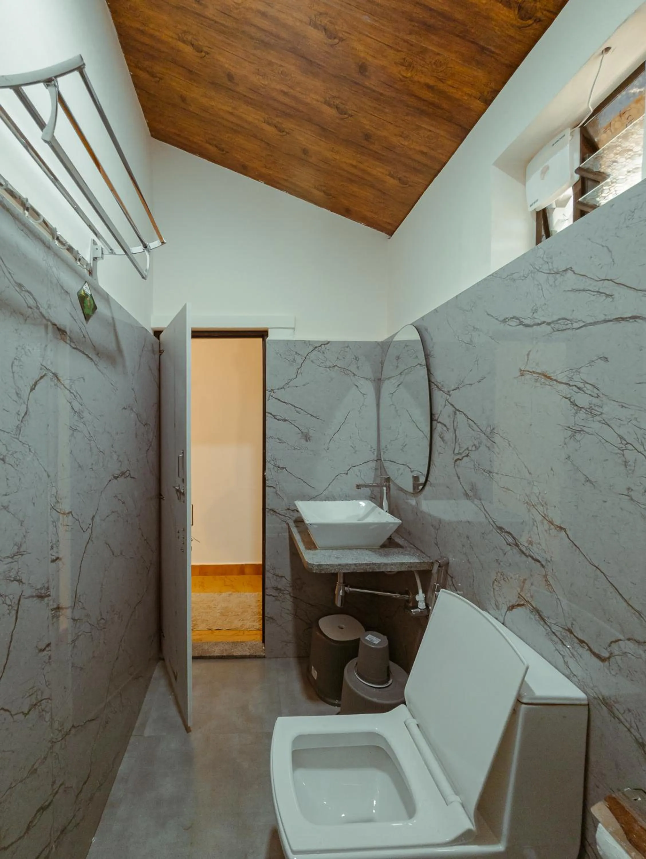 Toilet in Sunset Cafe Beach Stay