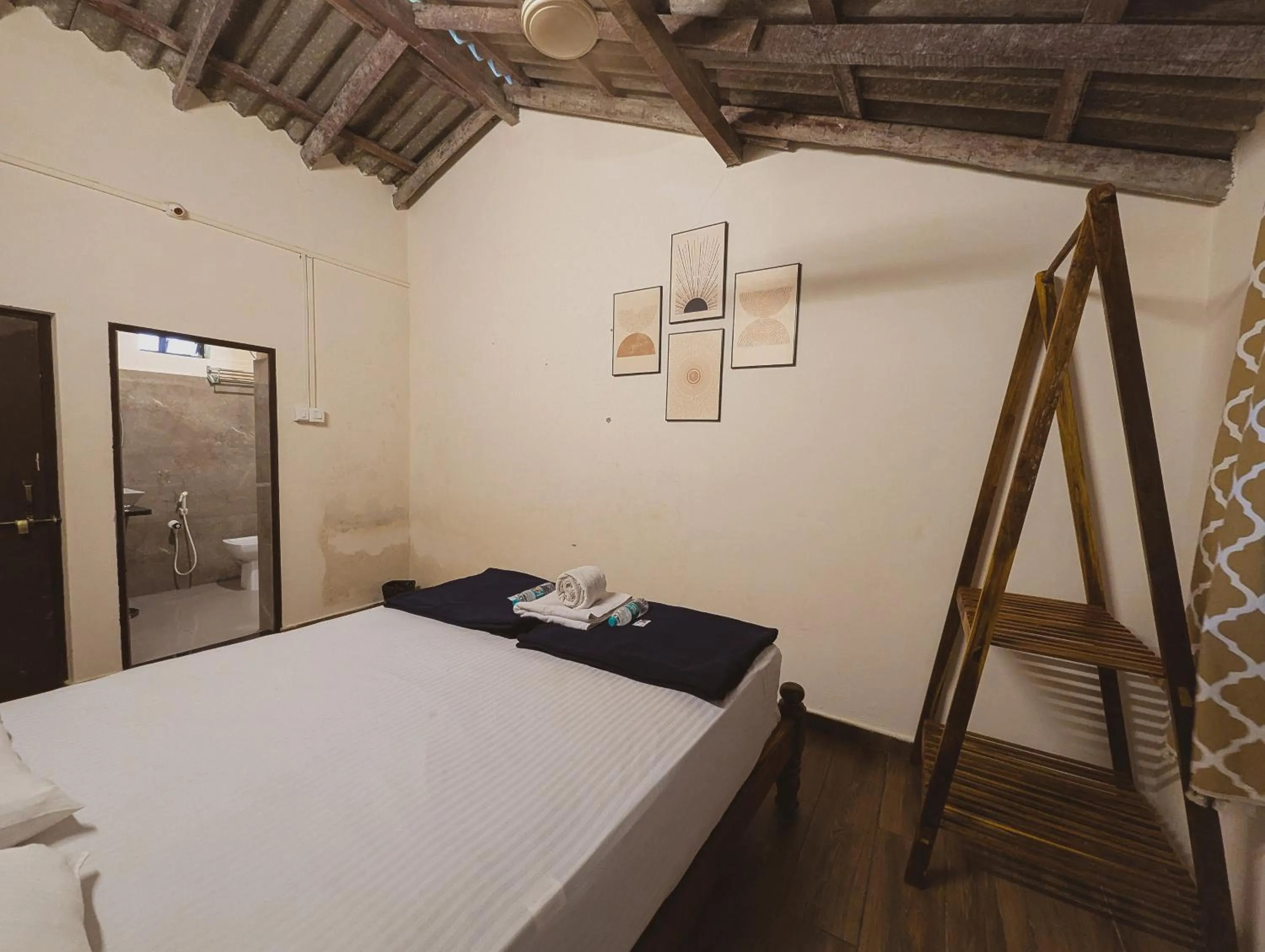 Bathroom, Bed in Sunset Cafe Beach Stay