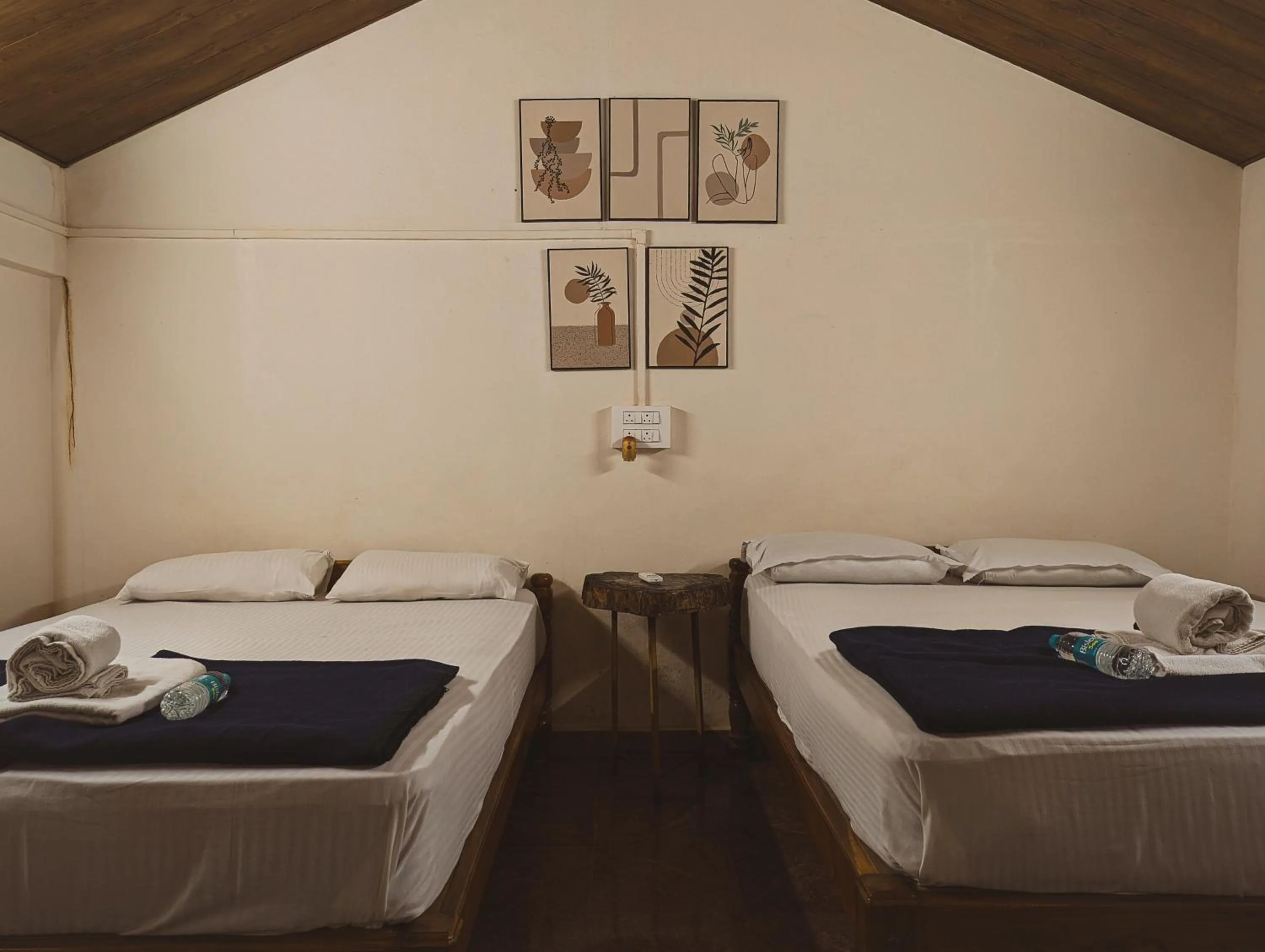 Bedroom, Bed in Sunset Cafe Beach Stay