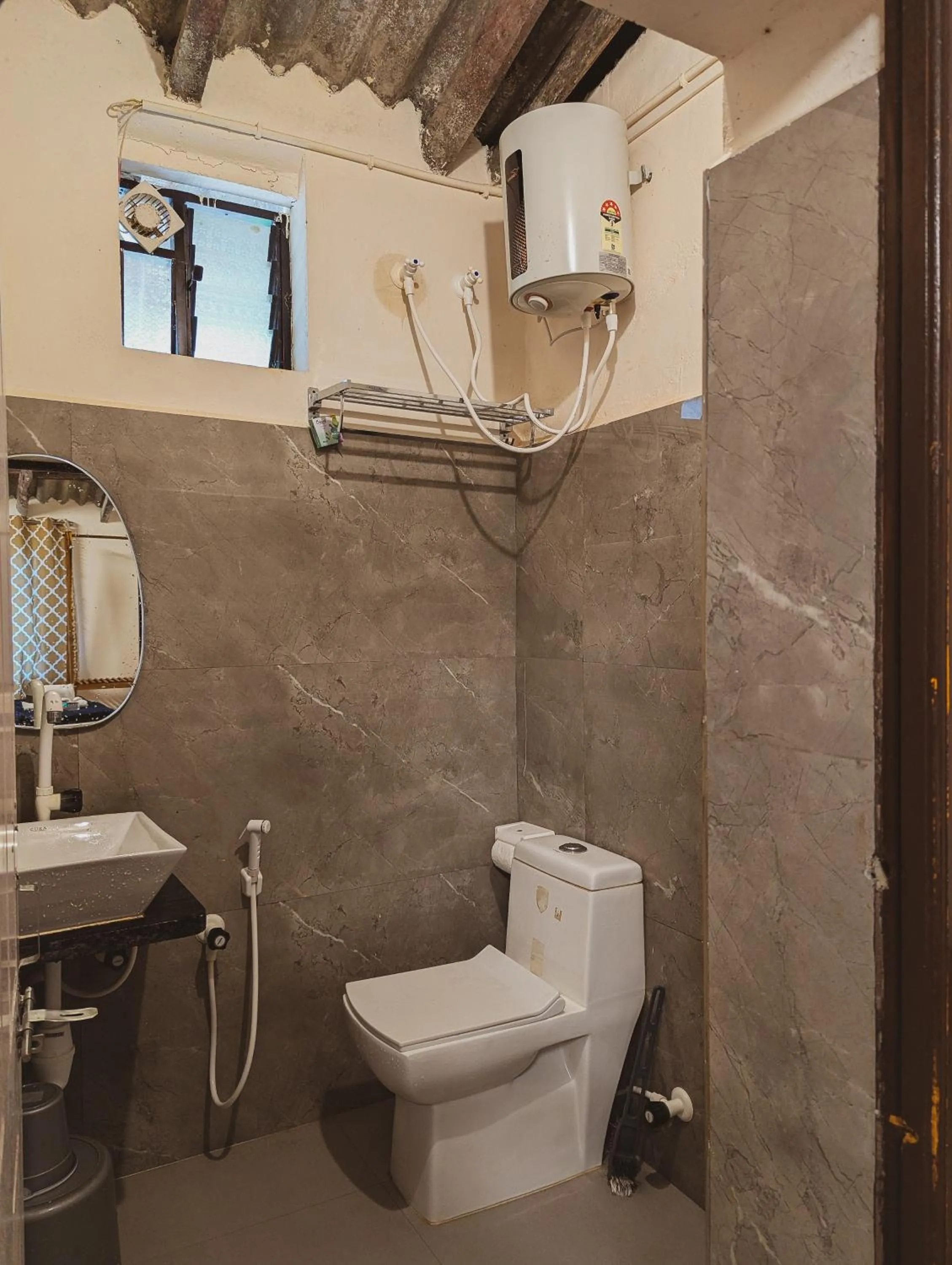 Shower in Sunset Cafe Beach Stay