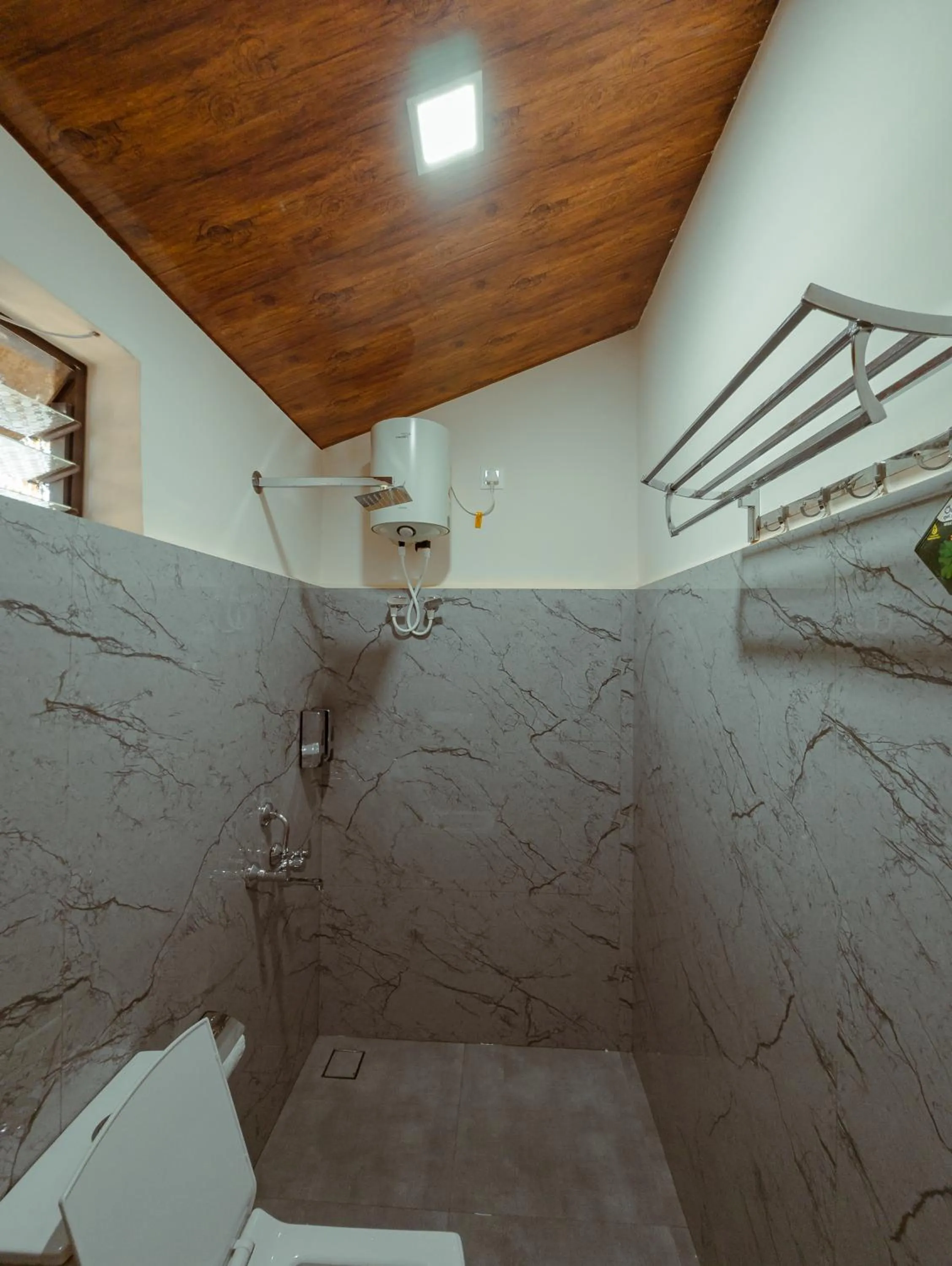 Shower in Sunset Cafe Beach Stay