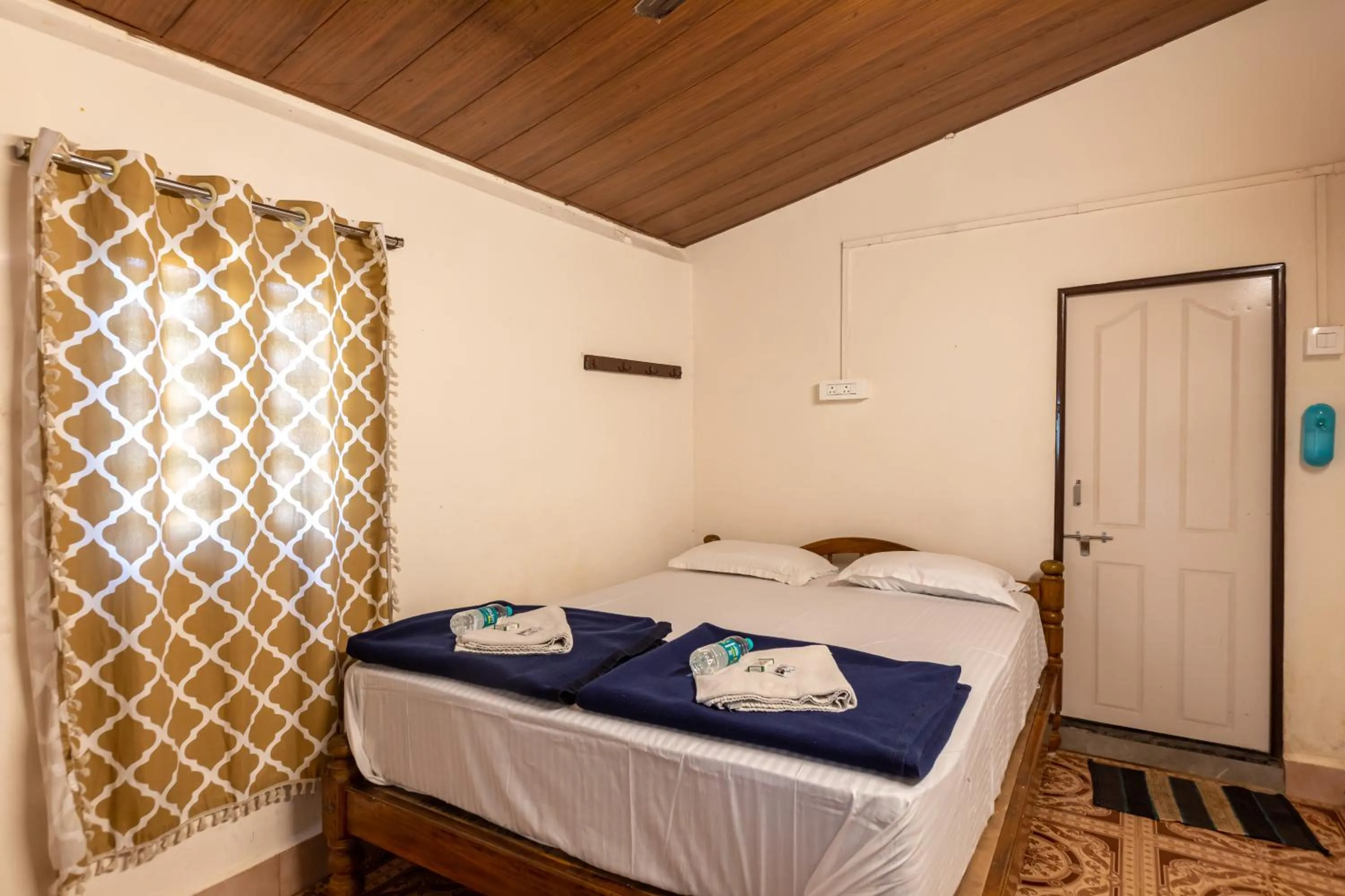 Bed in Sunset Cafe Beach Stay