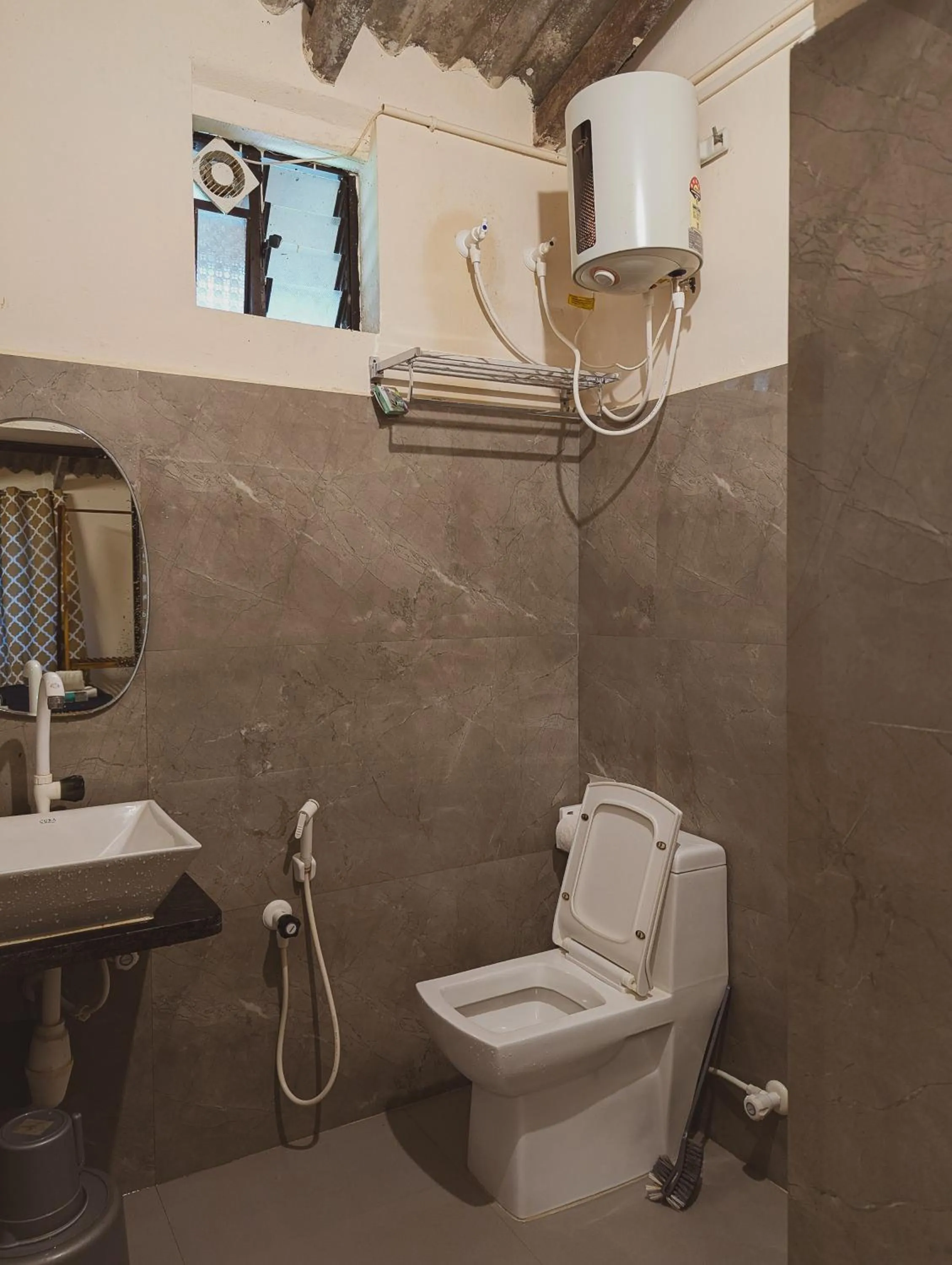 Shower in Sunset Cafe Beach Stay