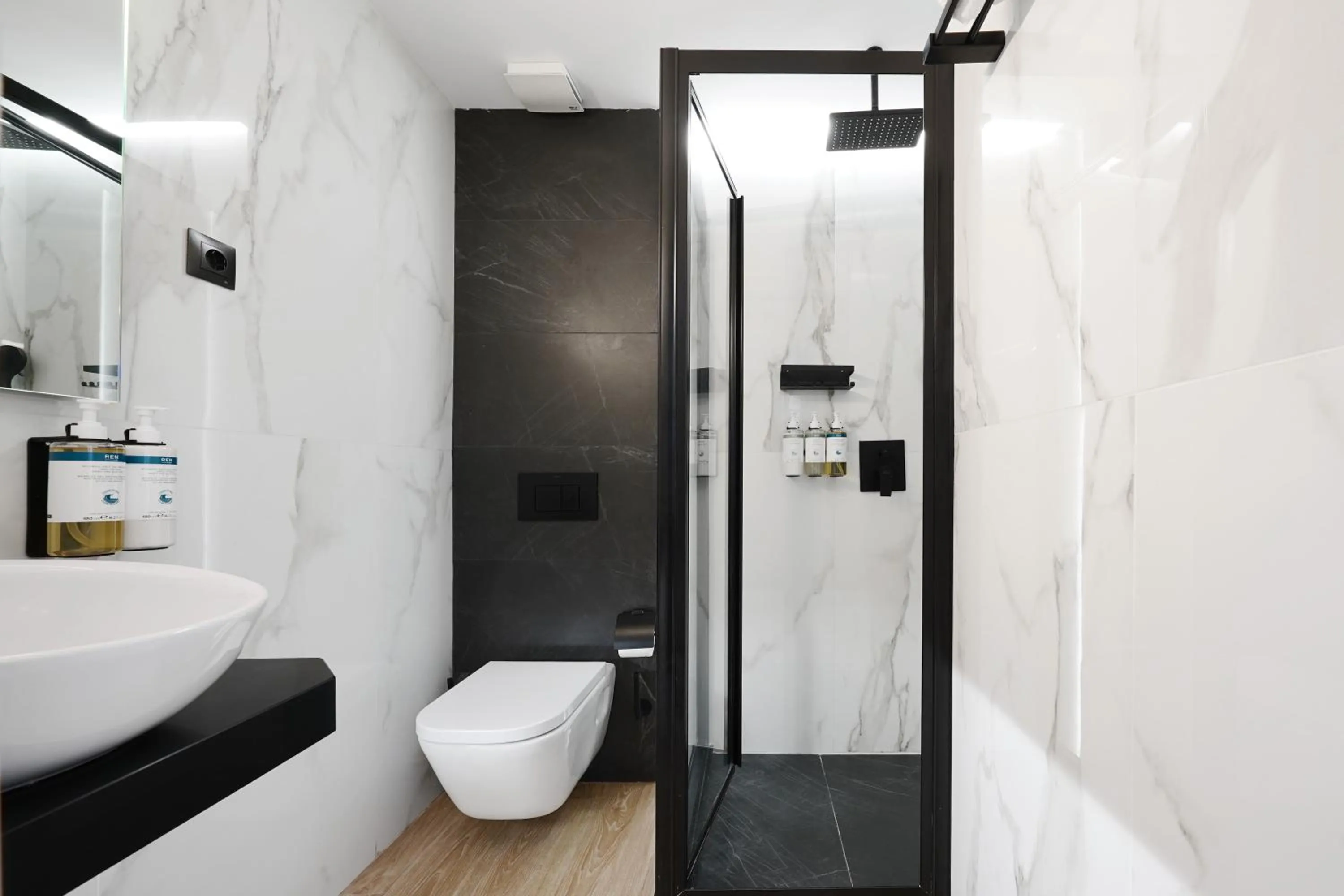 Shower in Numa Madrid Goya