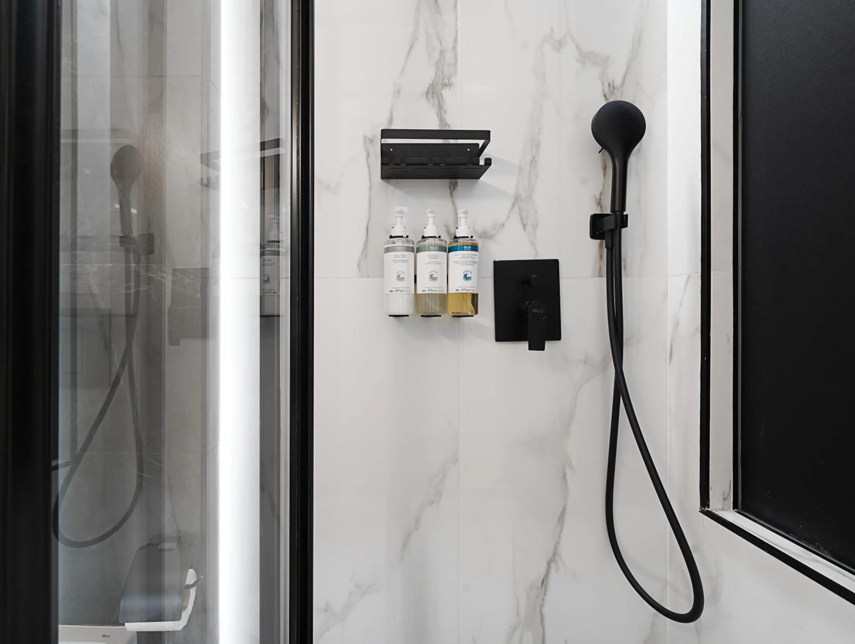Shower in Numa Madrid Goya