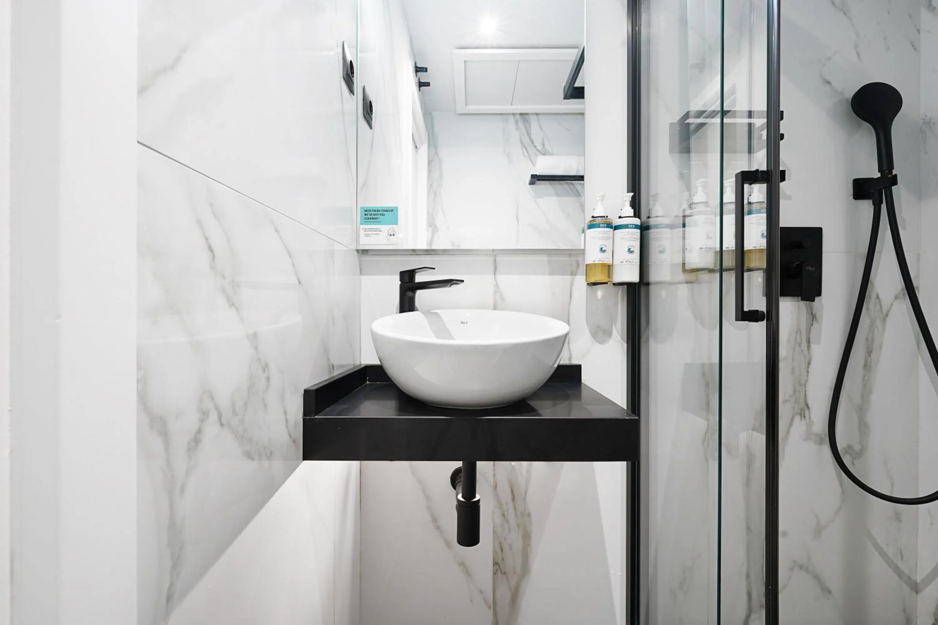 Shower in Numa Madrid Goya