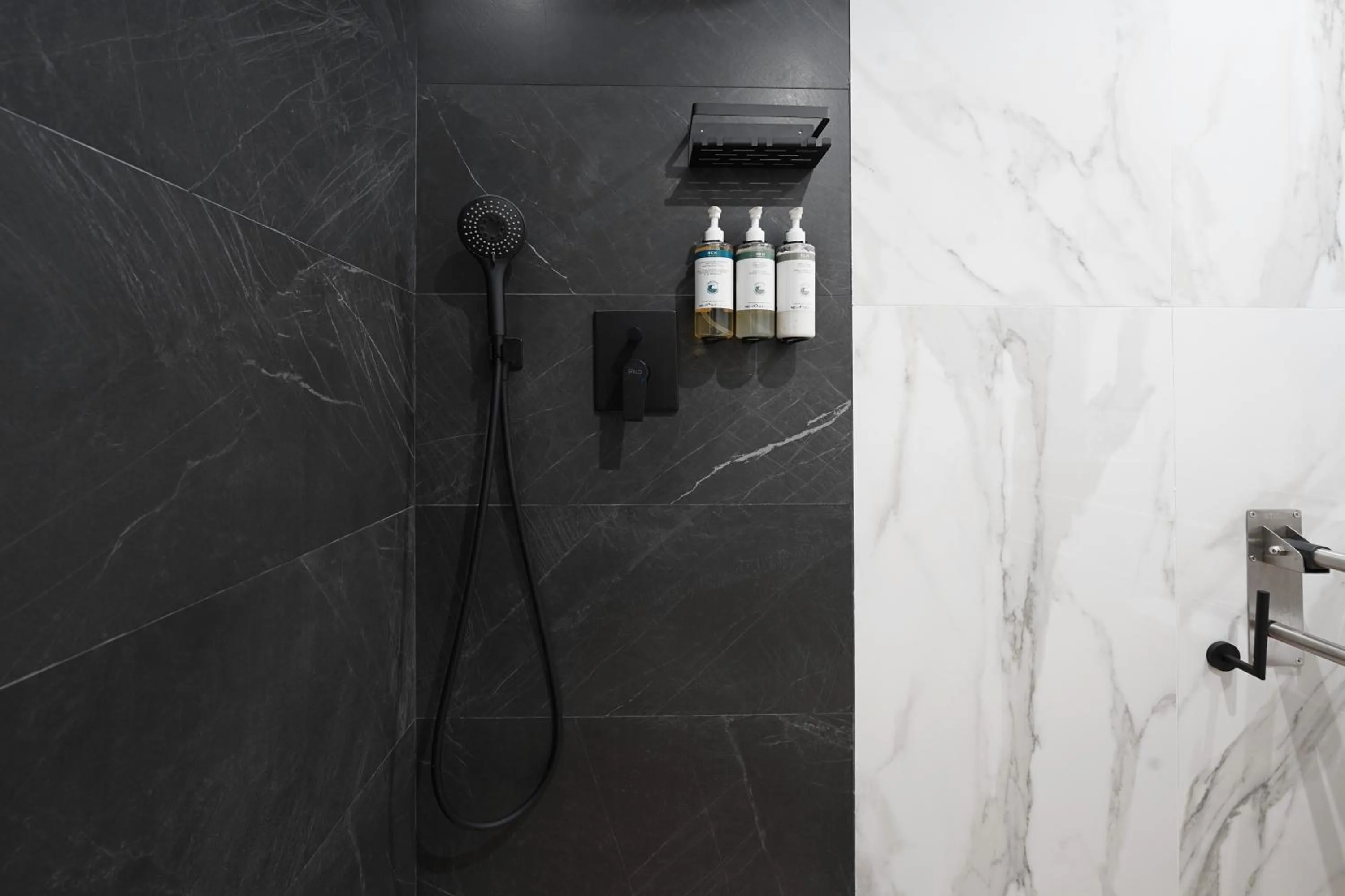 Shower in Numa Madrid Goya