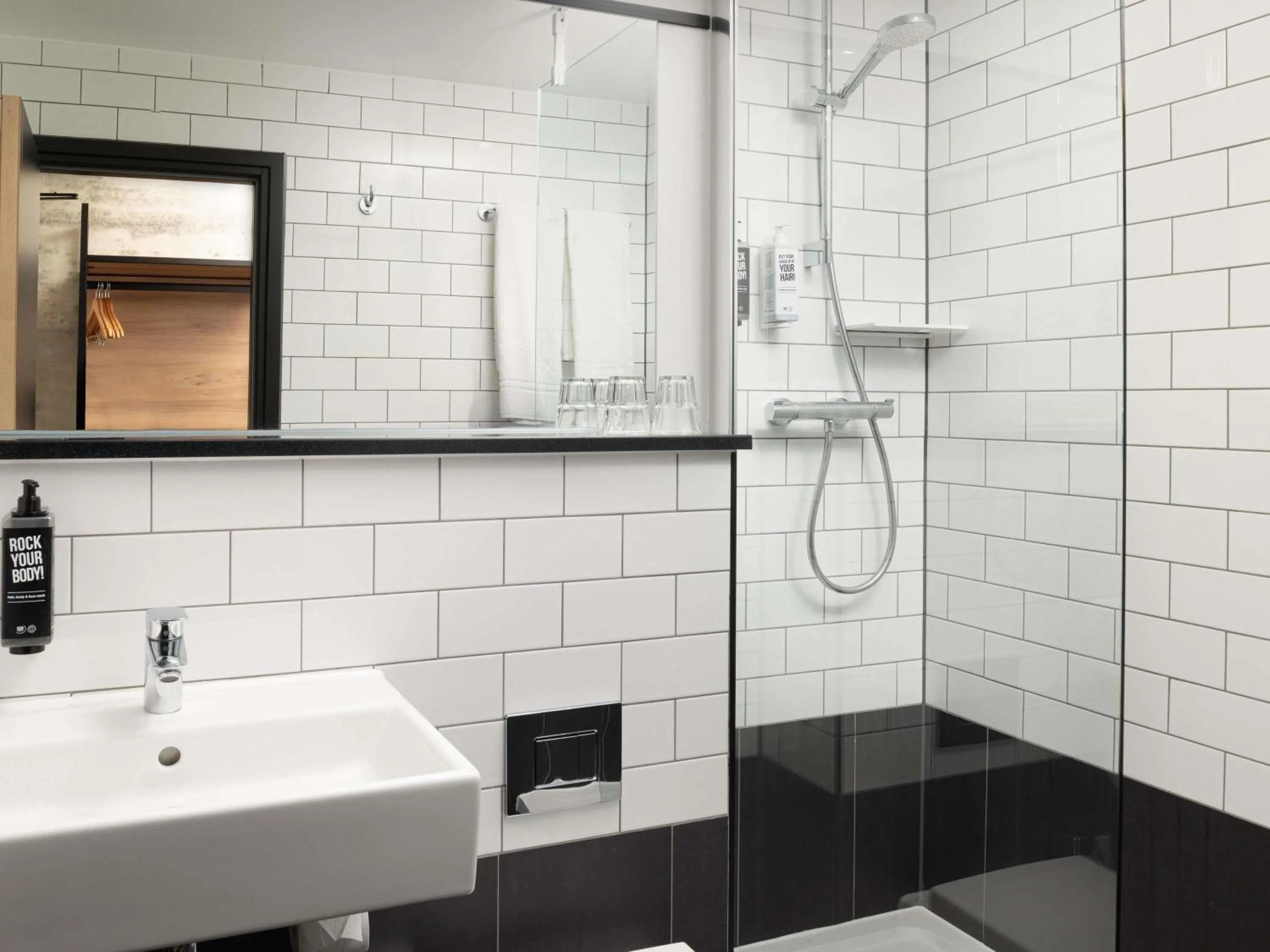 Bedroom in ibis London Earls Court