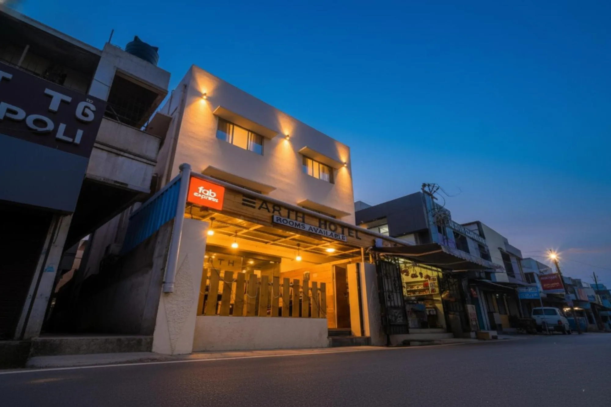 Facade/entrance in Via Earth