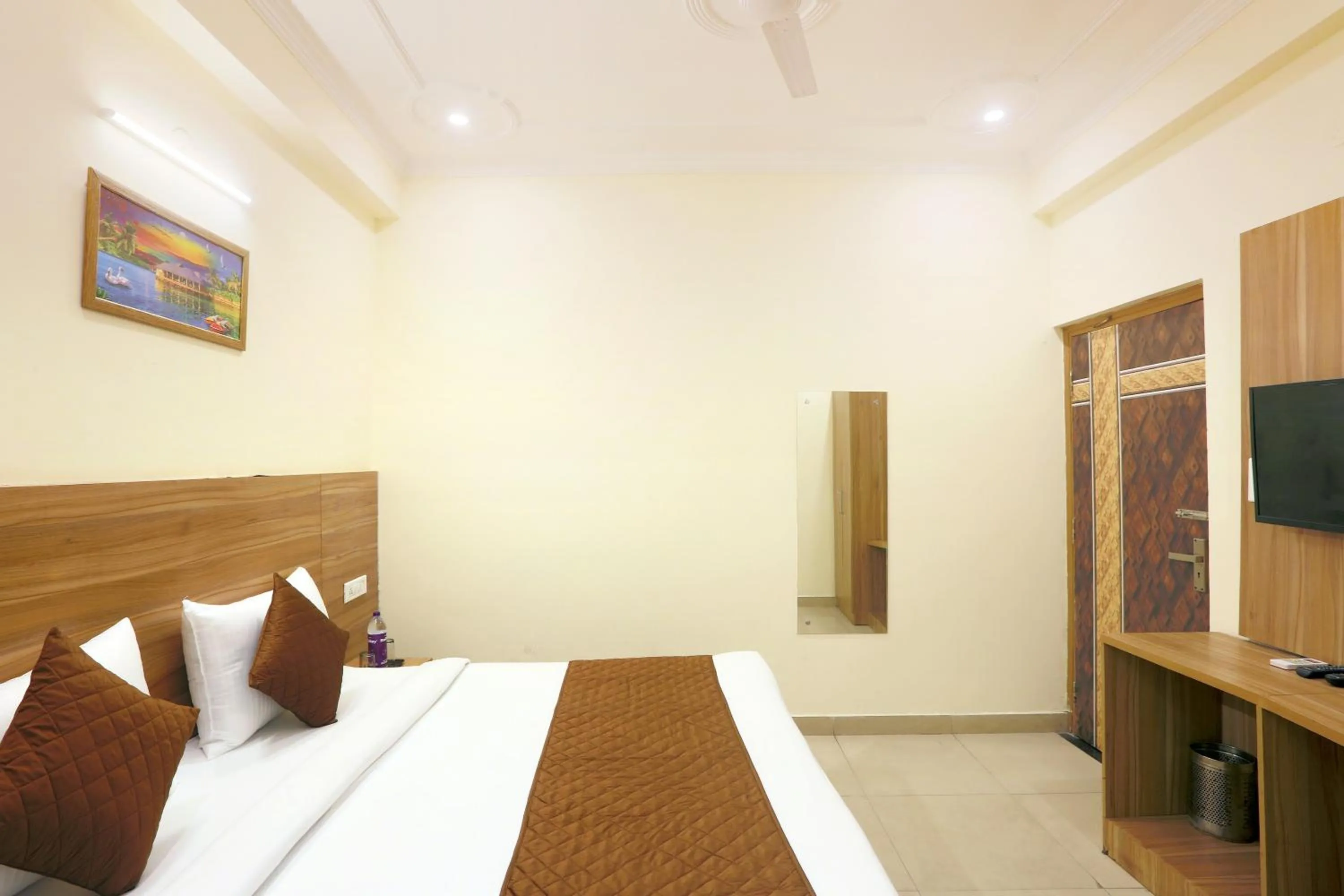 Communal lounge/ TV room, Bed in Hotel Lemon Suites & Banquet By Aura