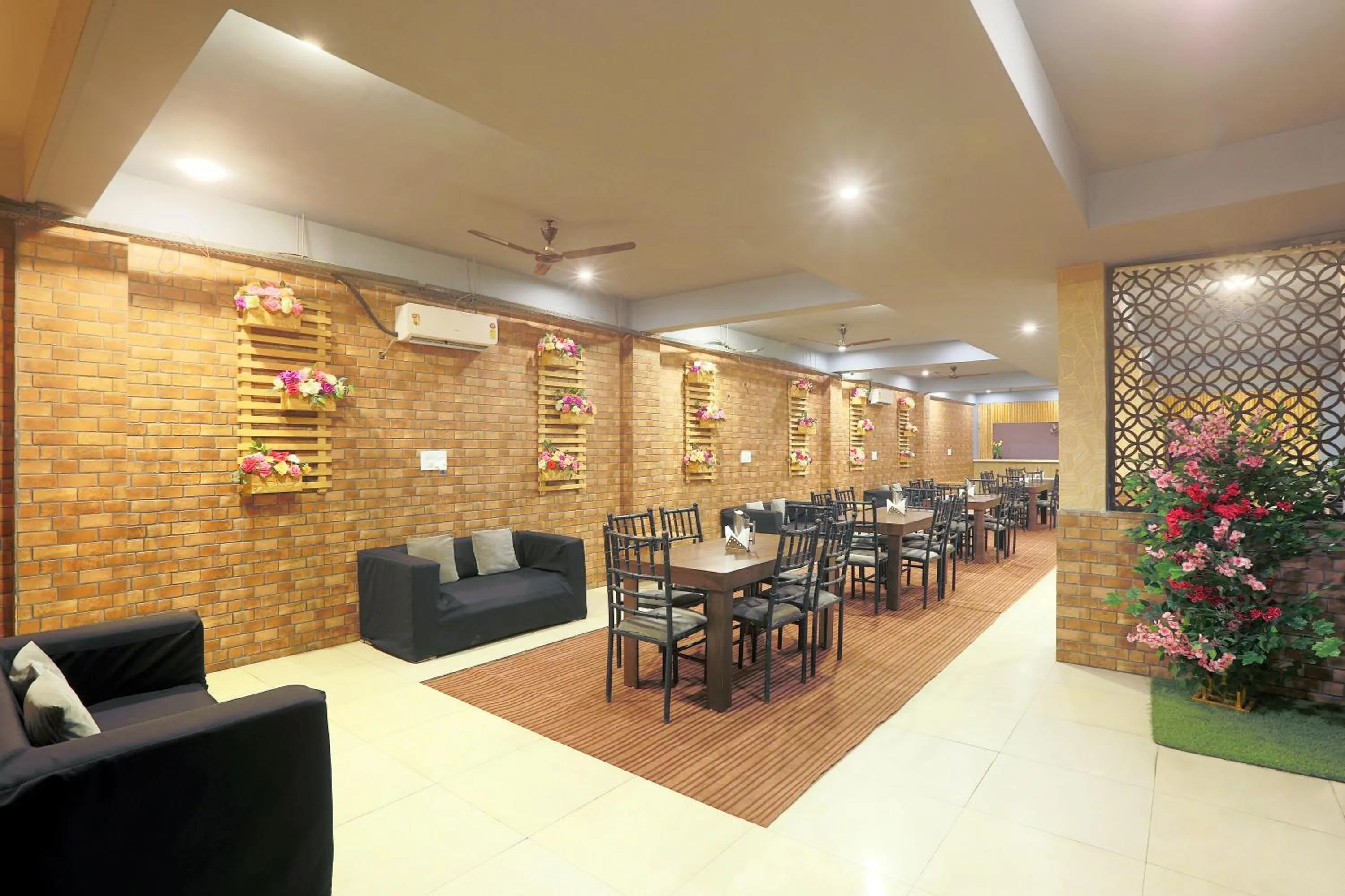 Restaurant/places to eat in Hotel Lemon Suites & Banquet By Aura