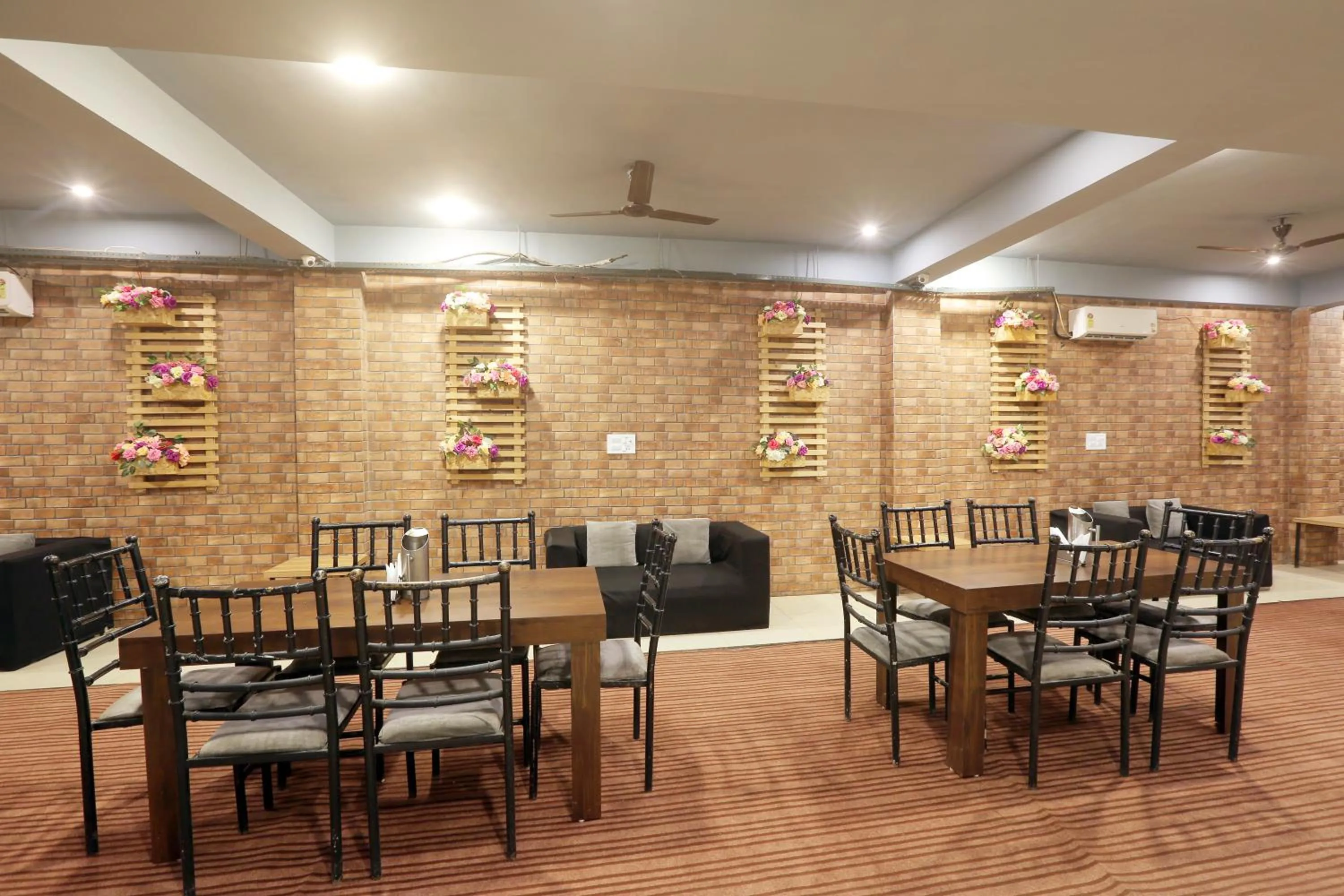 Restaurant/places to eat in Hotel Lemon Suites & Banquet By Aura