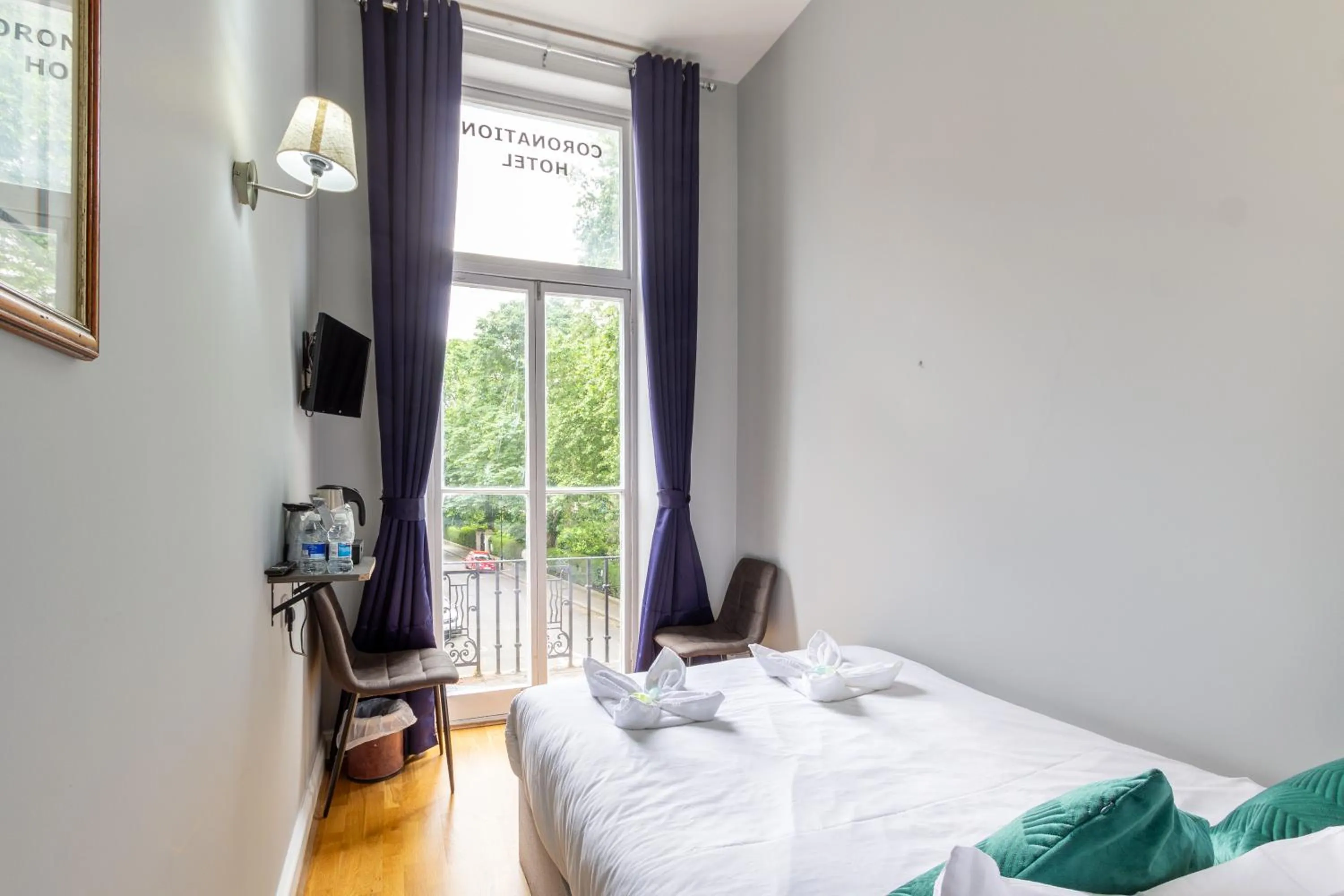 Bedroom, Bed in Coronation Hotel