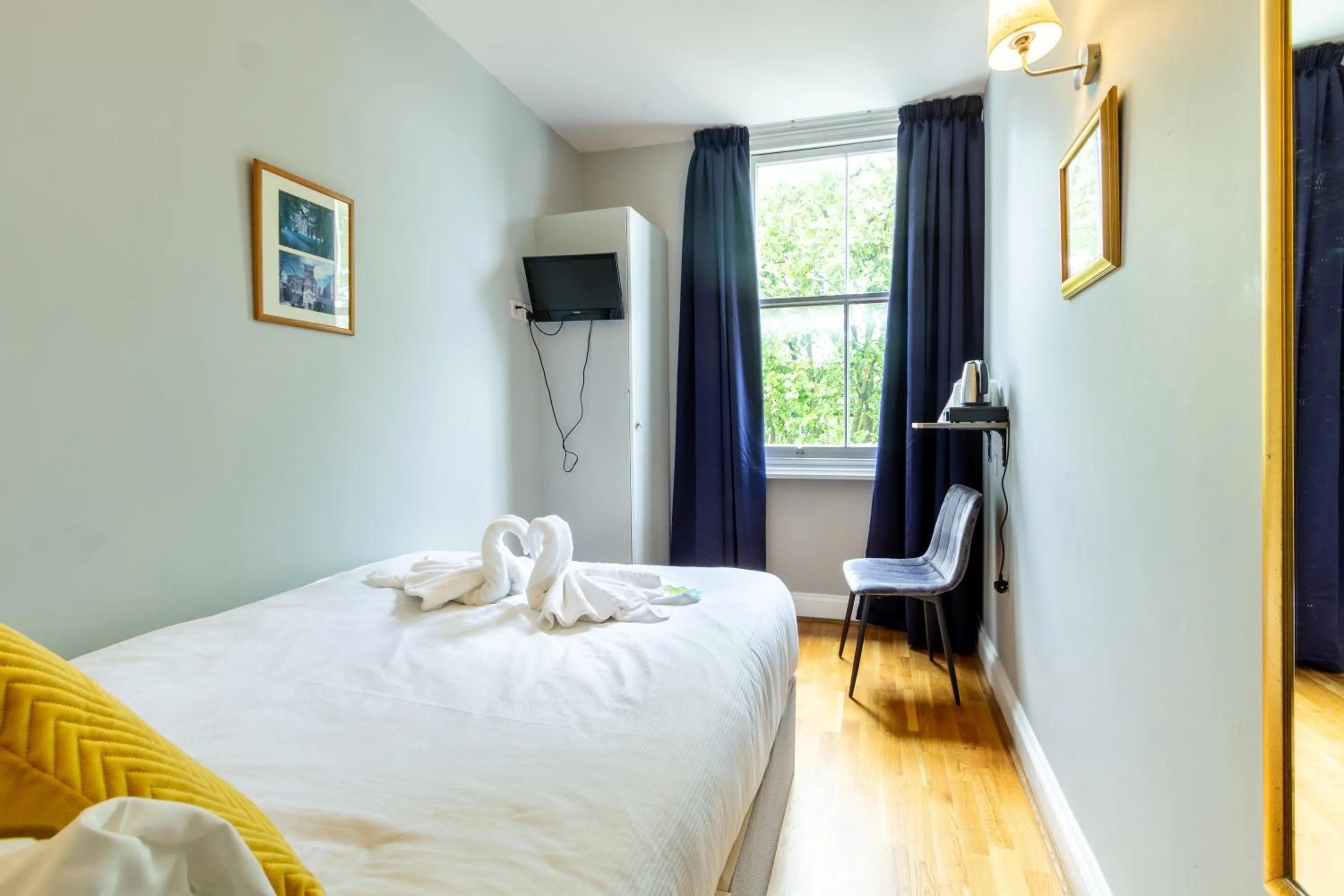 TV and multimedia, Bed in Coronation Hotel