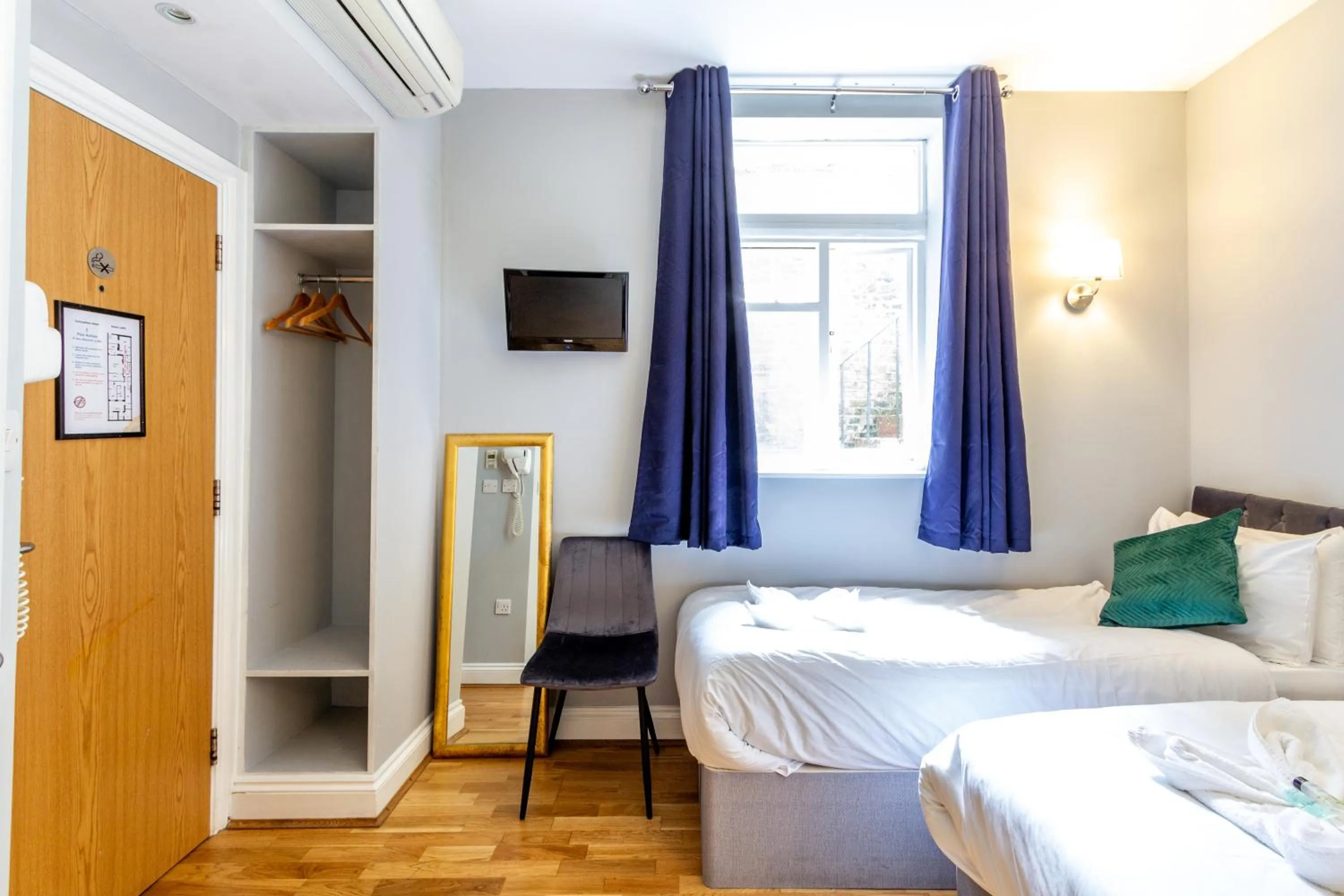 TV and multimedia, Bed in Coronation Hotel