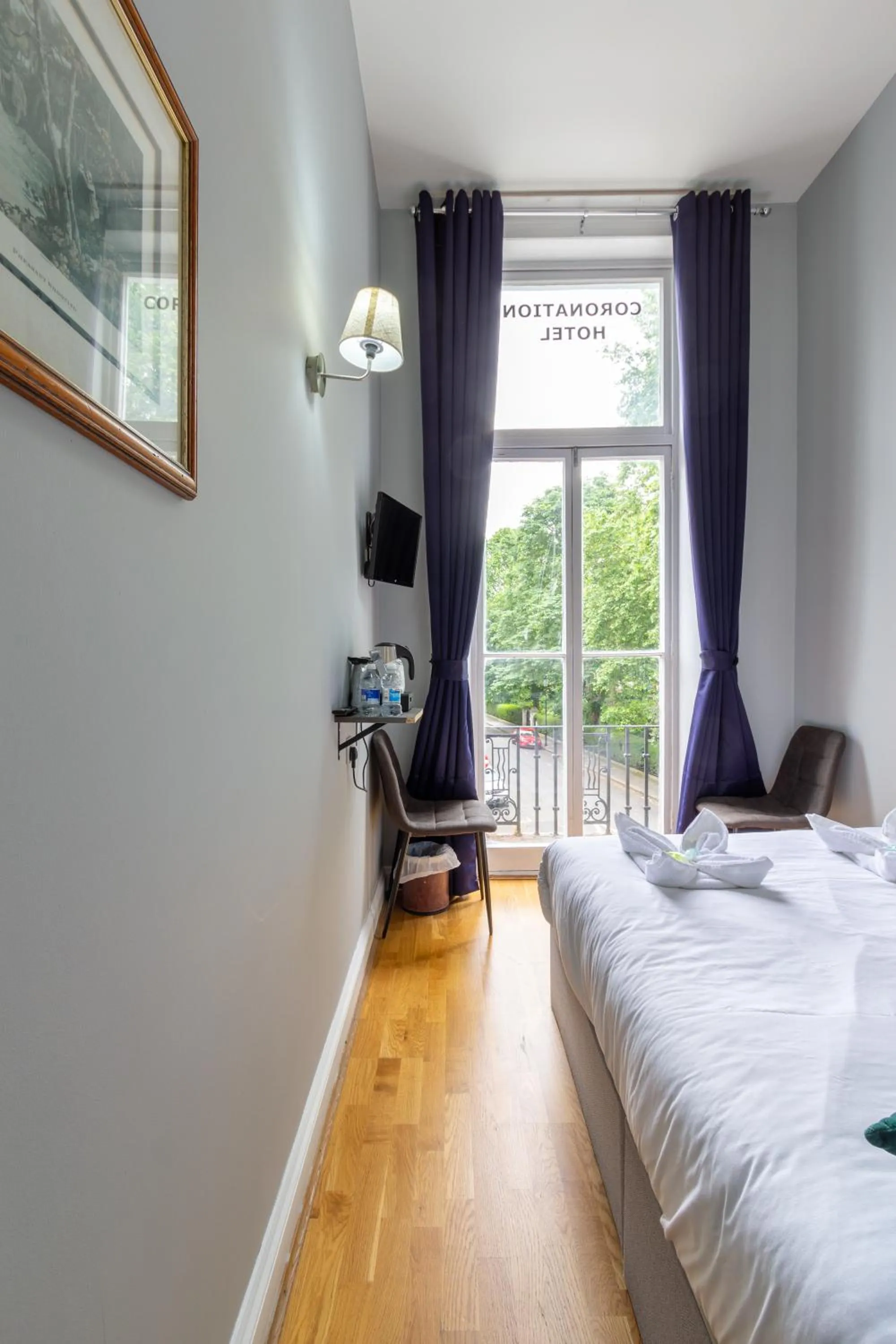 Bedroom, Bed in Coronation Hotel