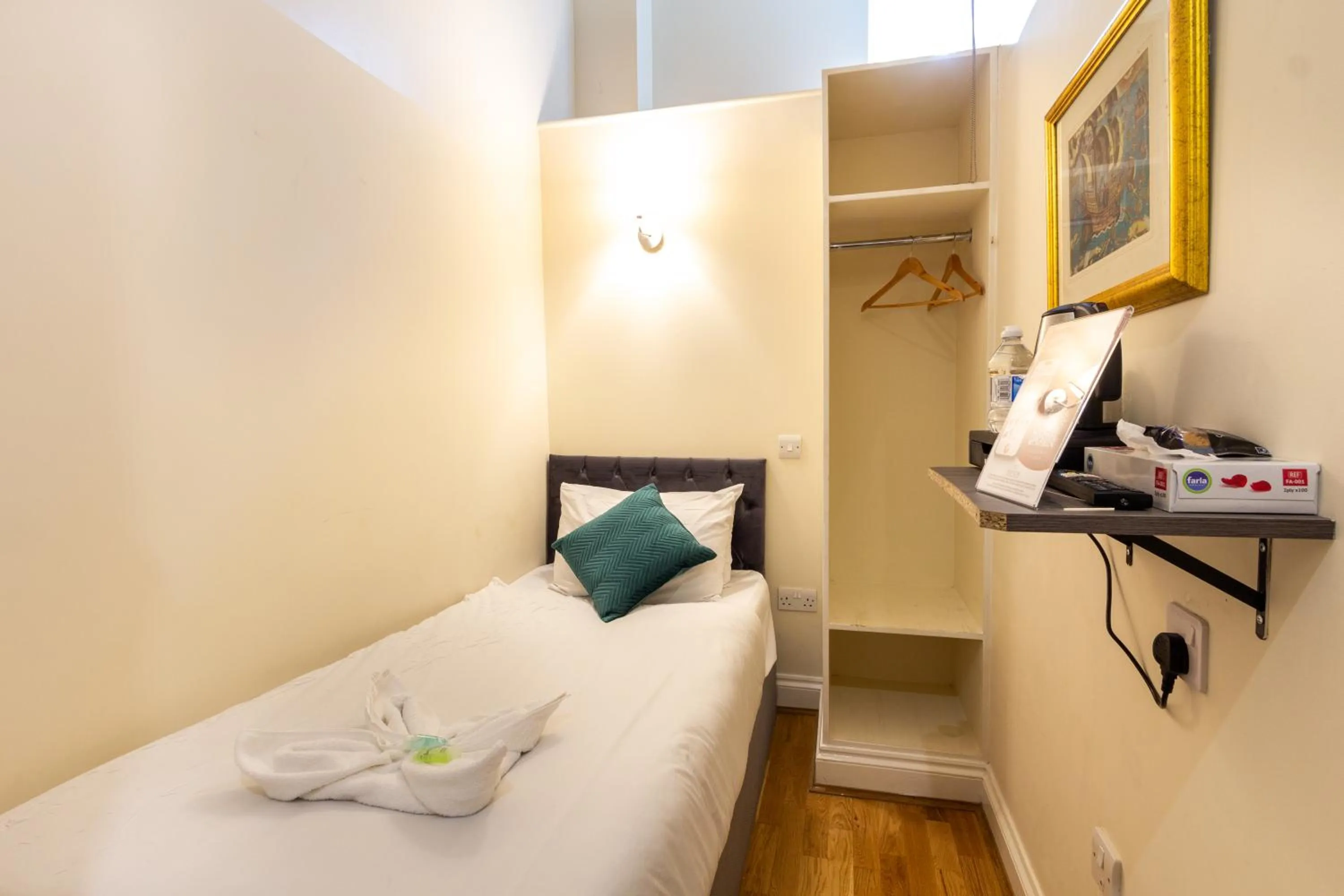 Bedroom, Bed in Coronation Hotel