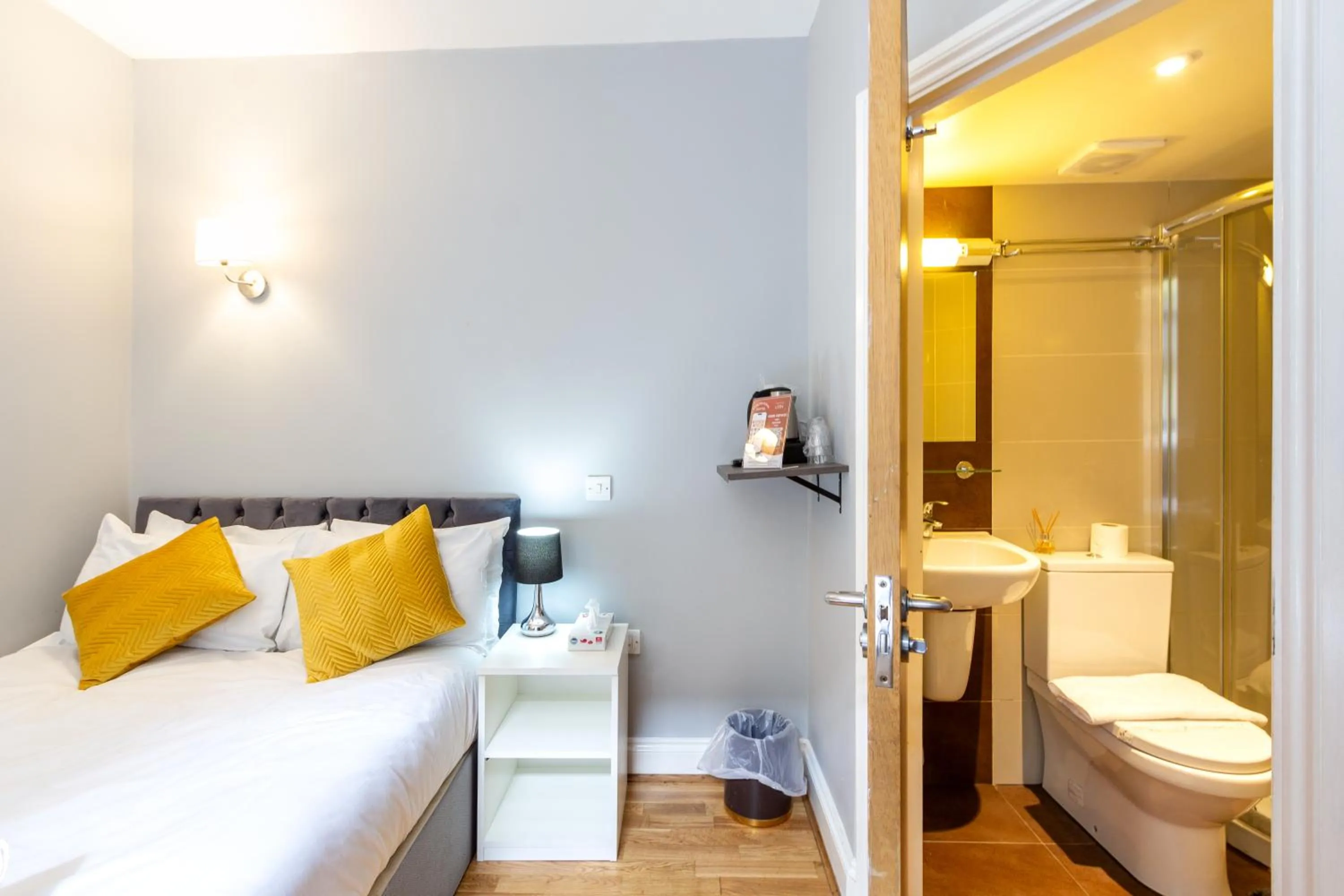 Bedroom, Bed in Coronation Hotel