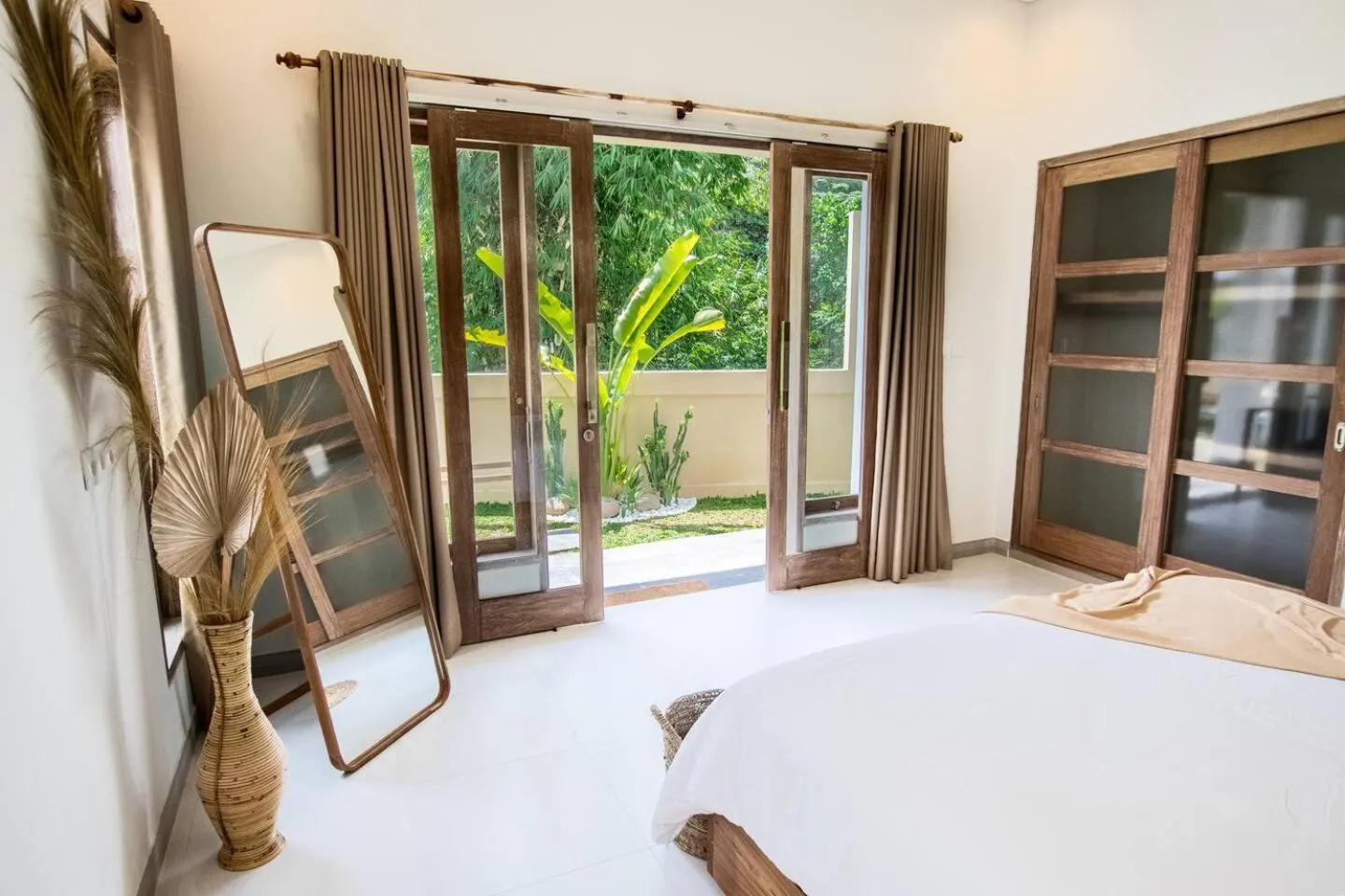 Bed in Umalas Jungle Villa- Amazing View Huge Pool Stay in Canggu