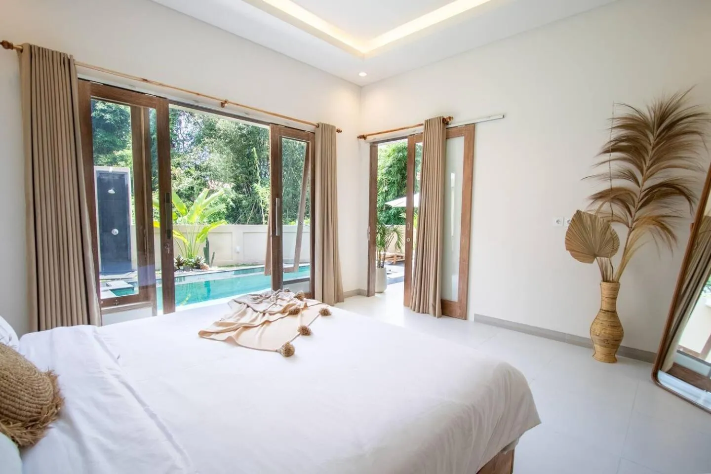 Bed in Umalas Jungle Villa- Amazing View Huge Pool Stay in Canggu