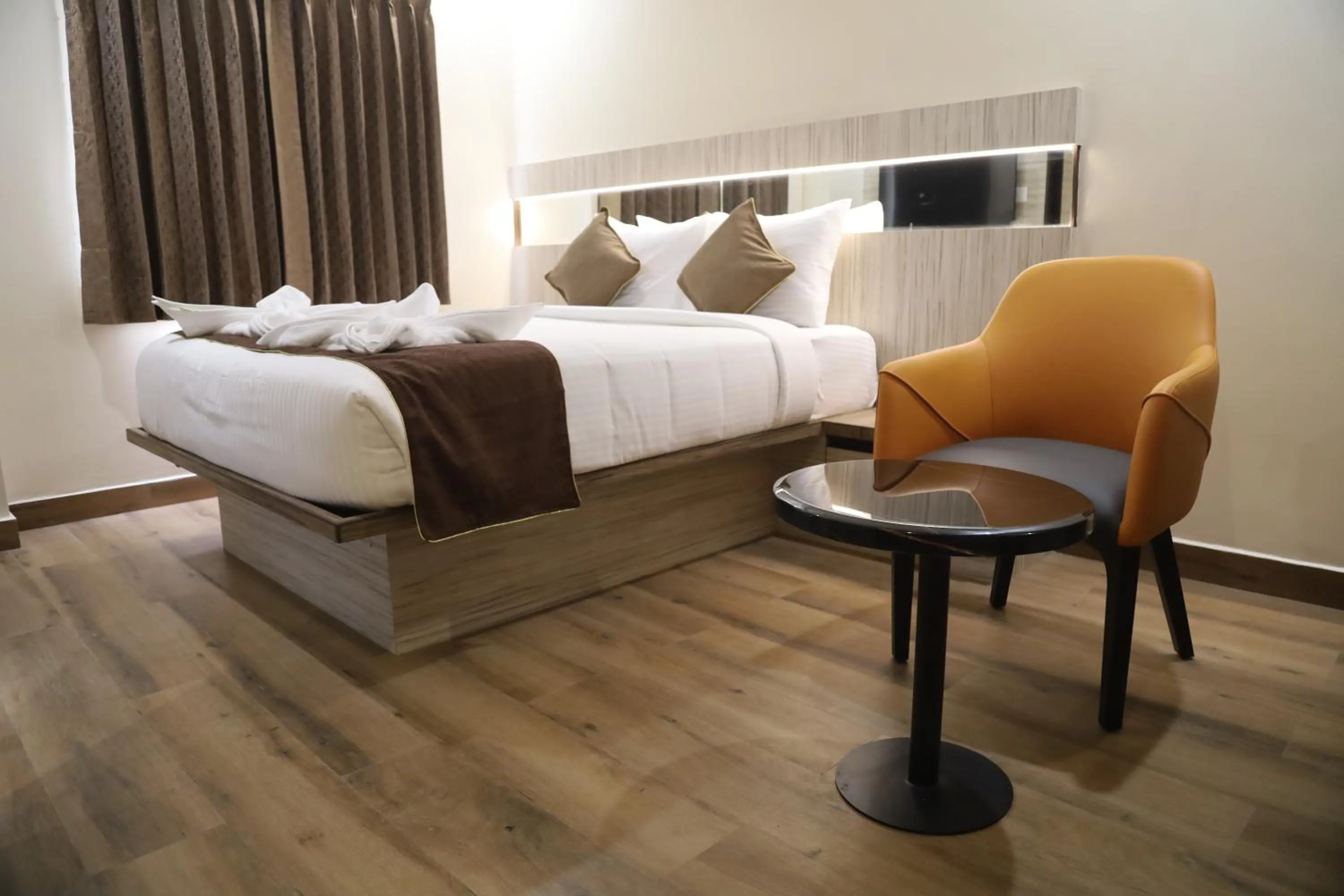 Photo of the whole room, Bed in Kings Bury Inn