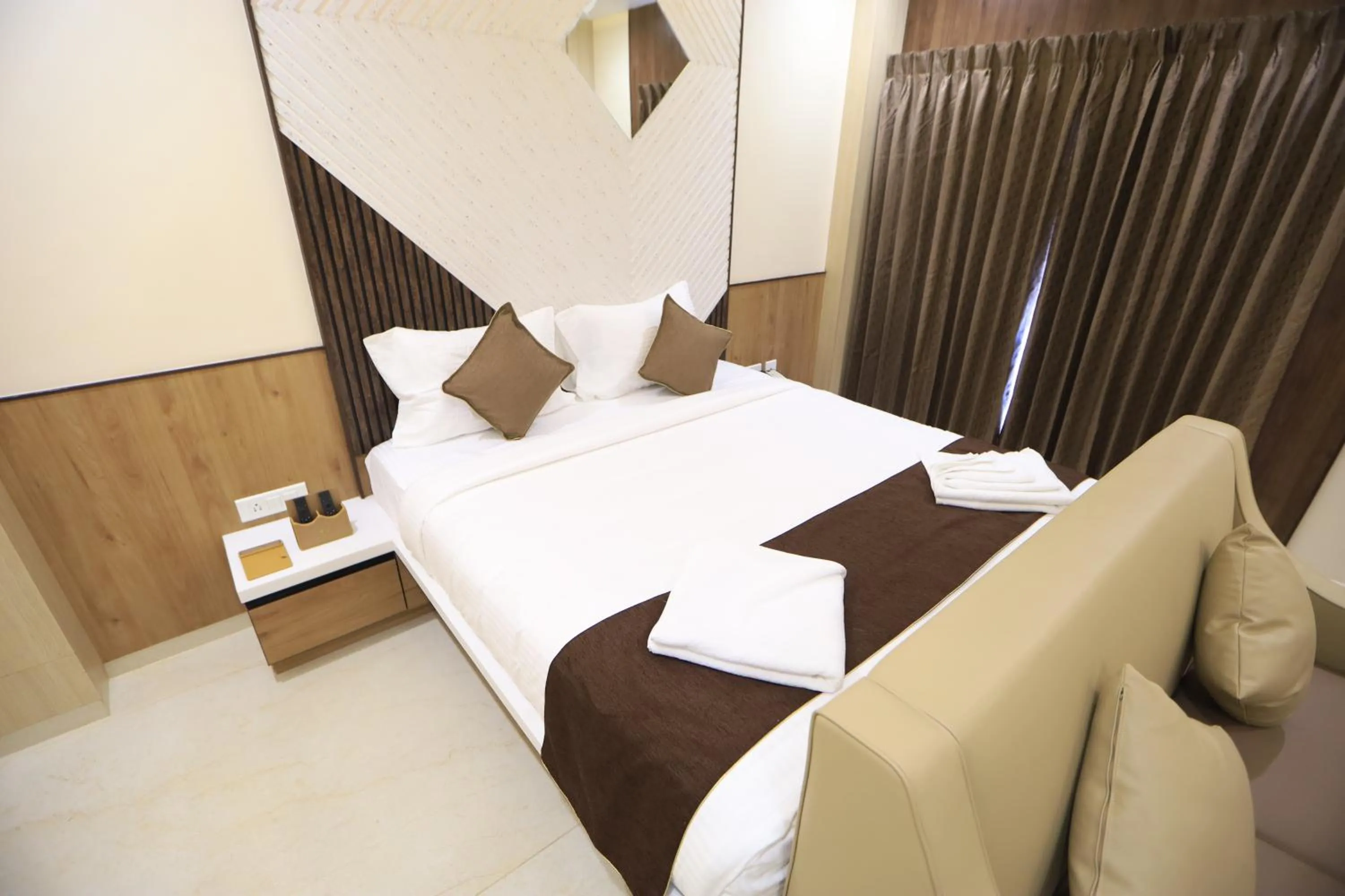 Photo of the whole room, Bed in Kings Bury Inn