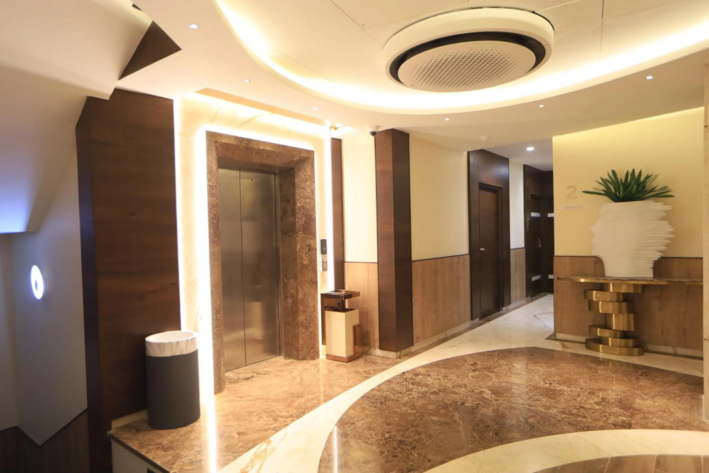 elevator in Kings Bury Inn