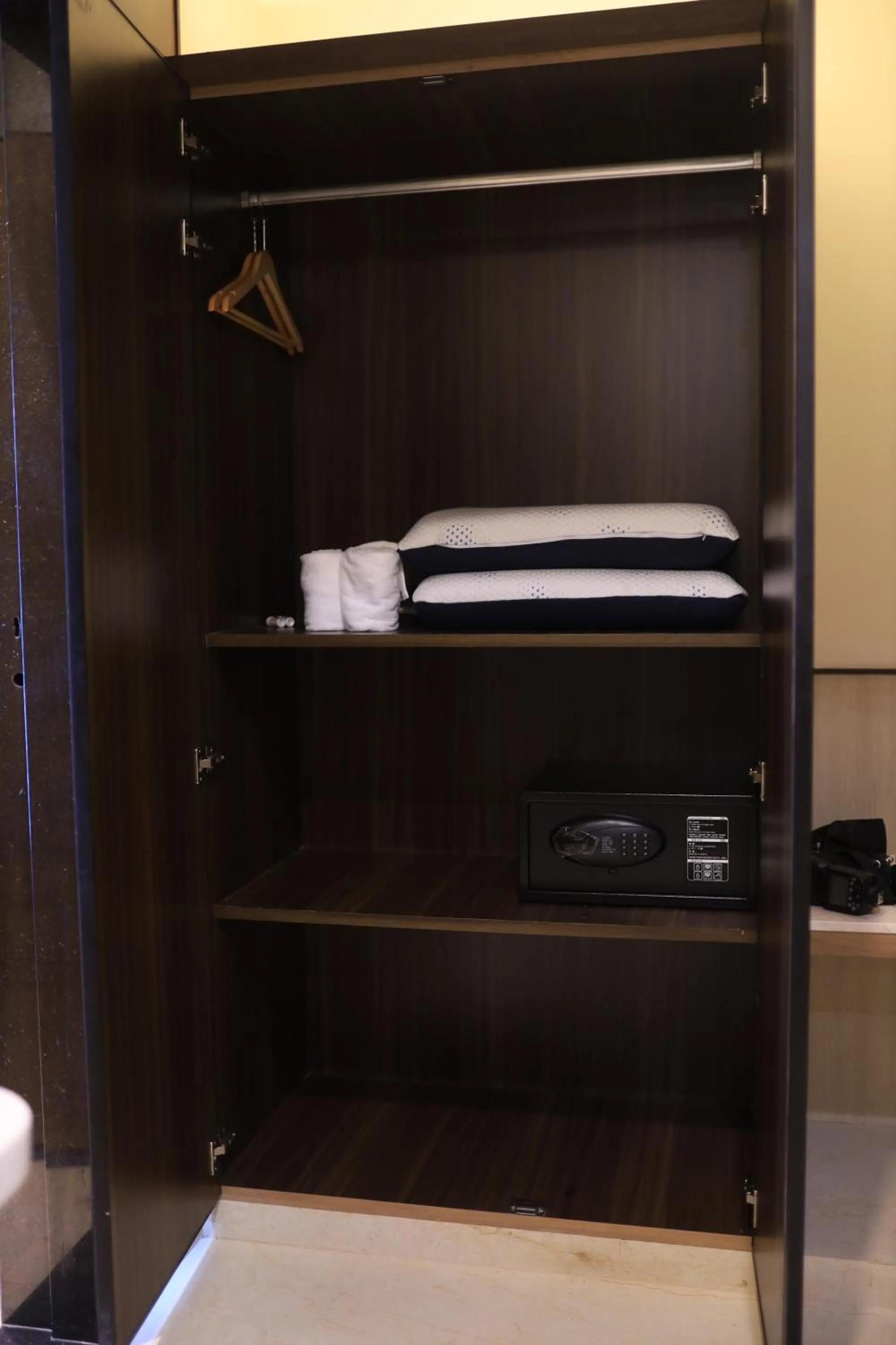 wardrobe in Kings Bury Inn