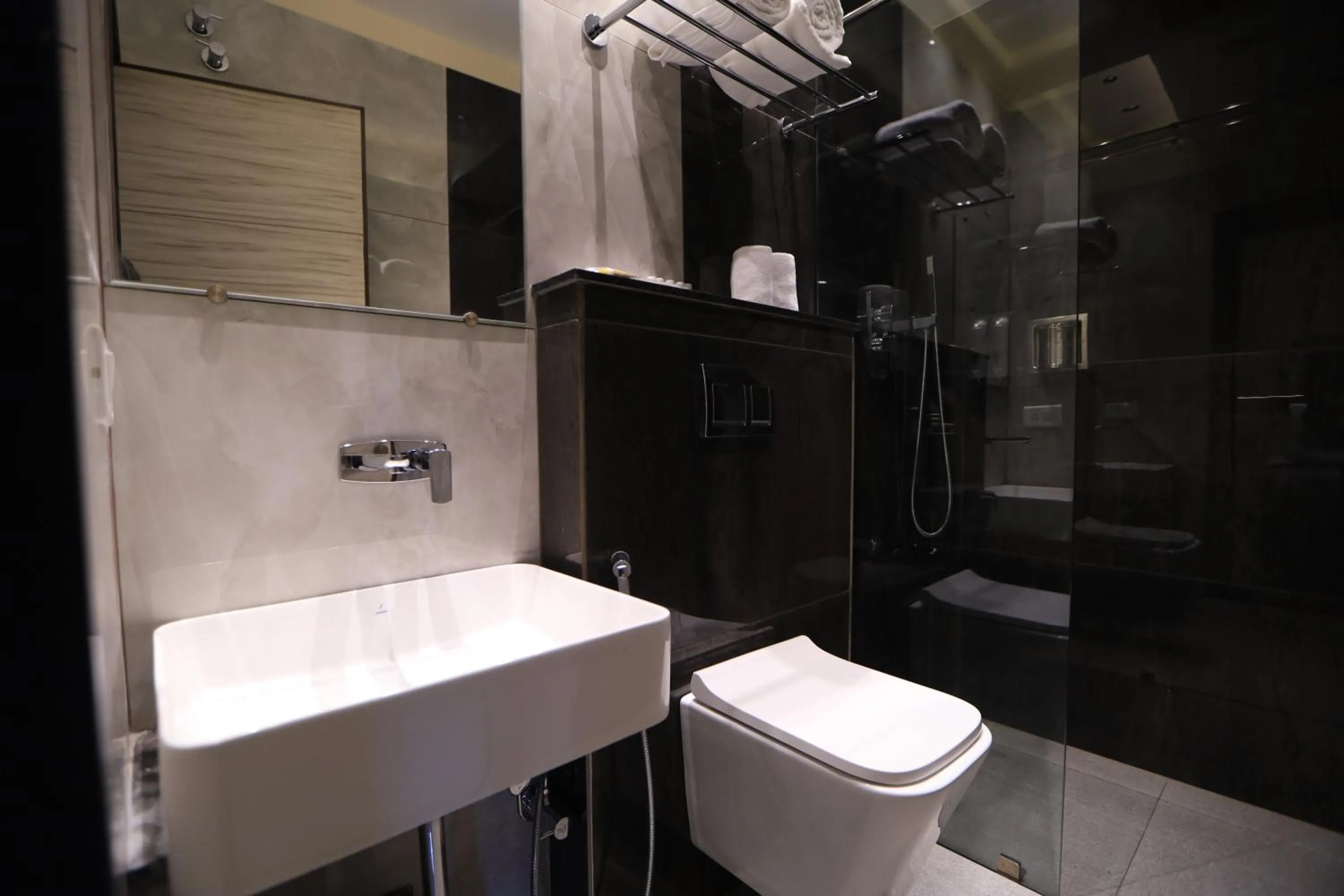 Toilet in Kings Bury Inn