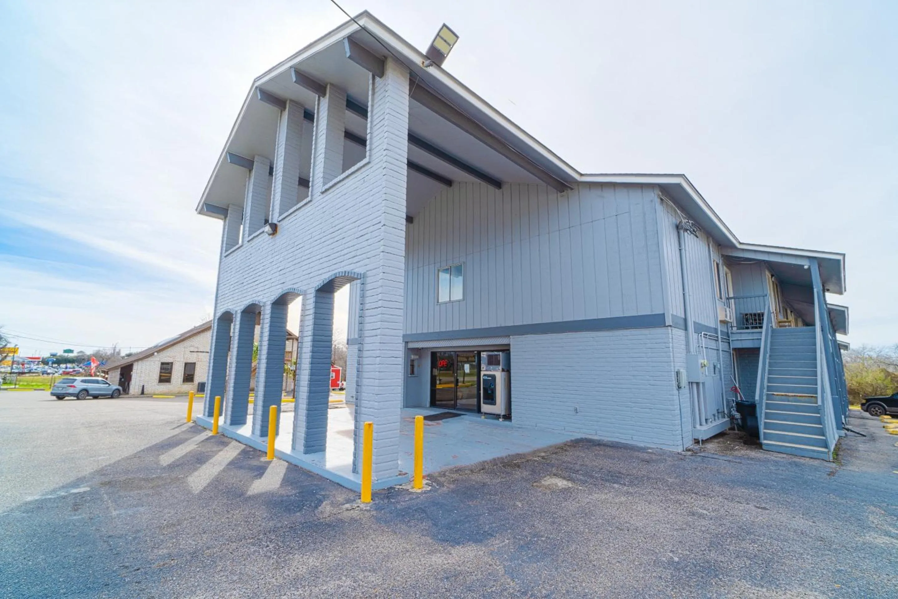 Facade/entrance in Regency Inn Three Rivers I-37
