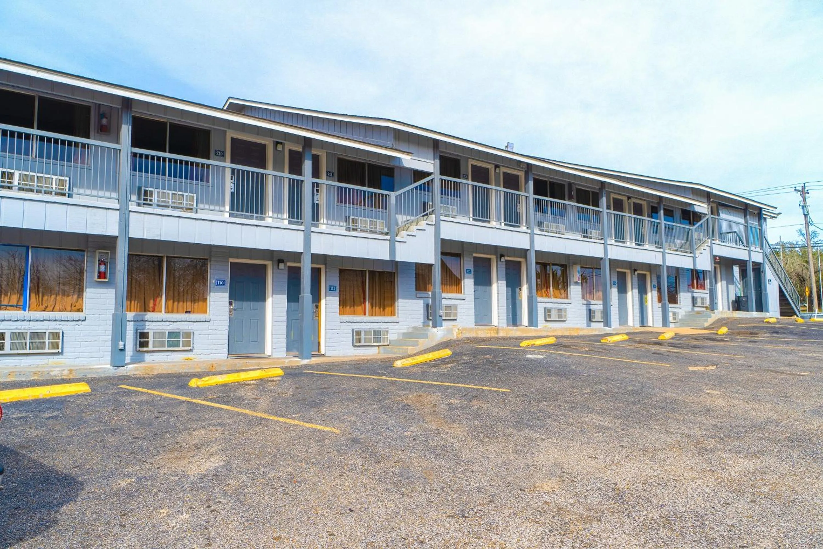 Facade/entrance in Regency Inn Three Rivers I-37