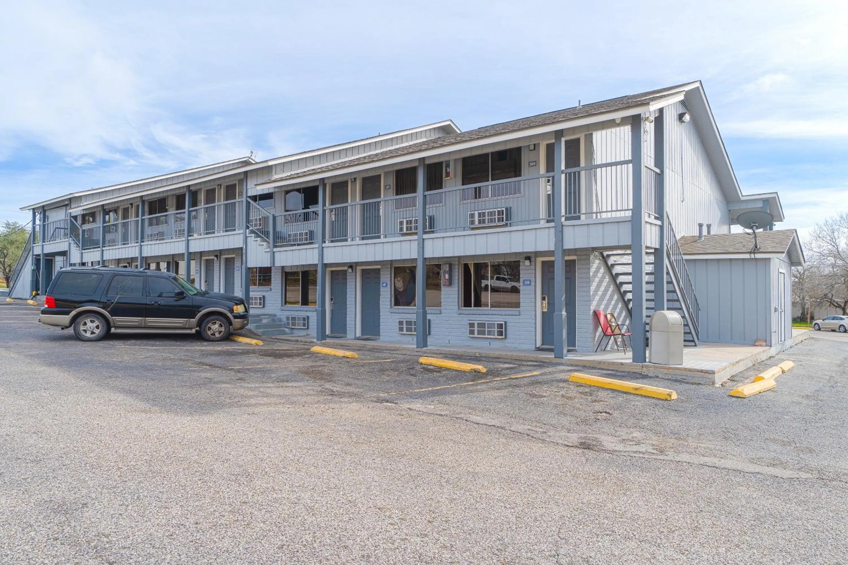 Parking in Regency Inn Three Rivers I-37