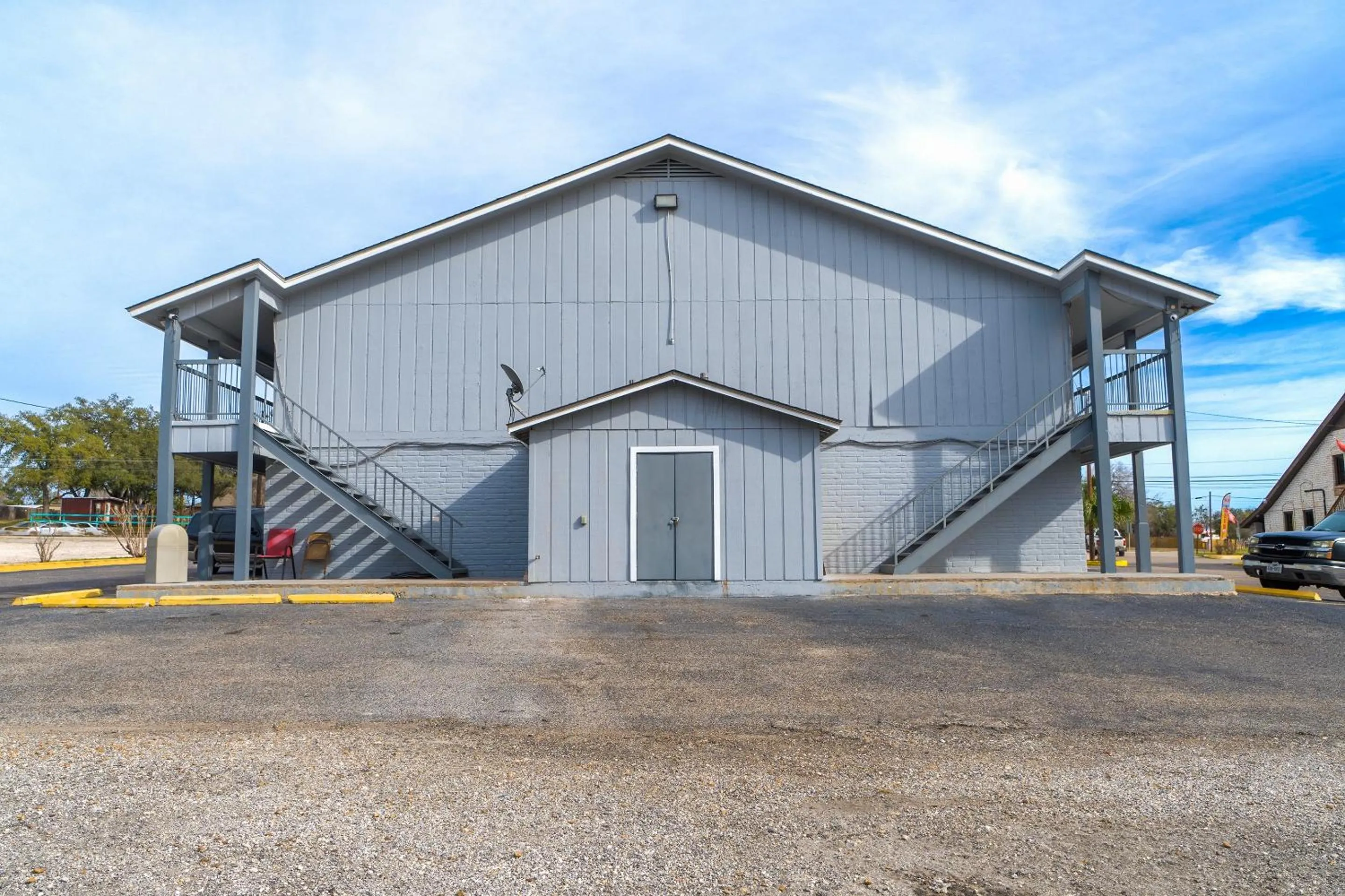 Facade/entrance in Regency Inn Three Rivers I-37
