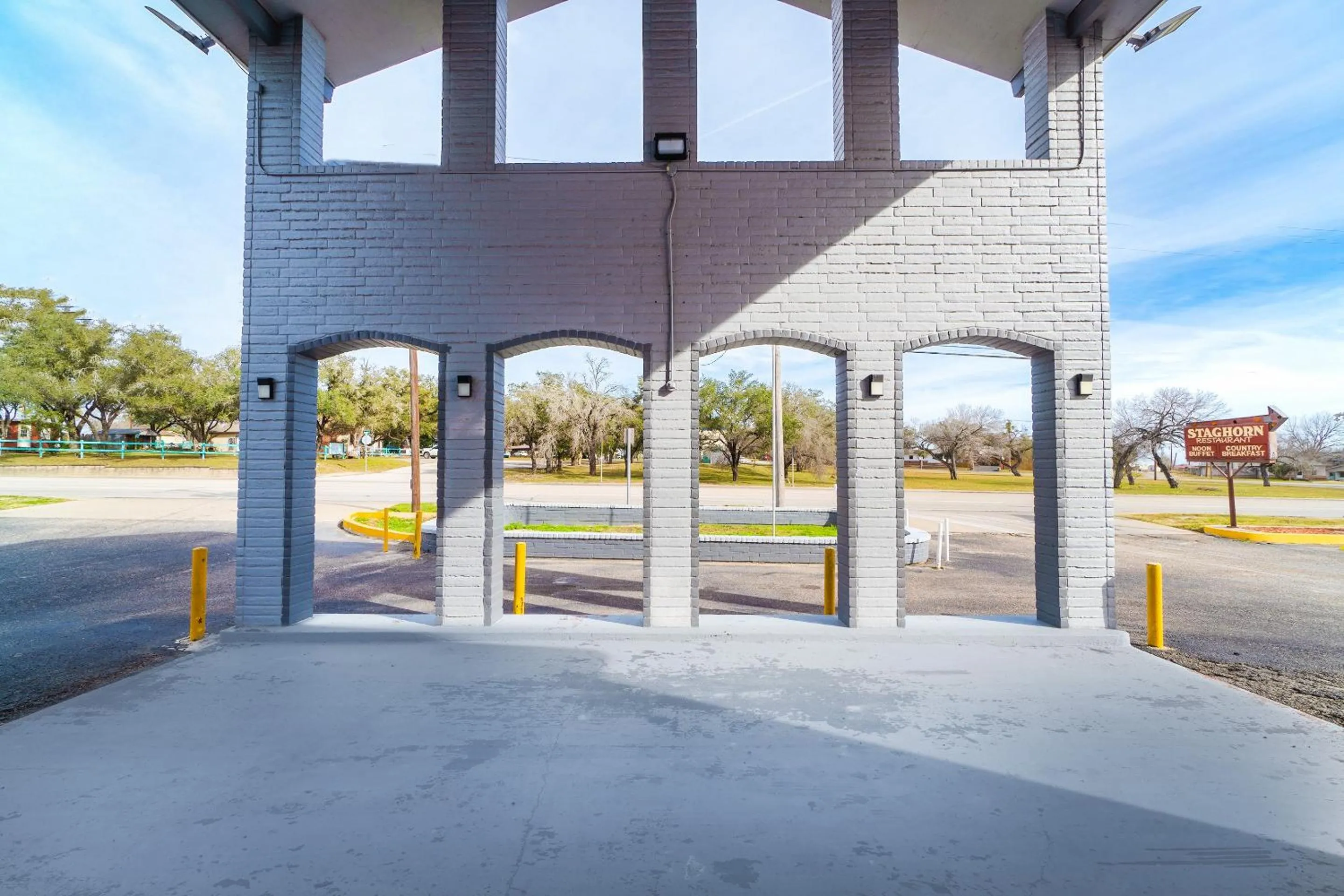 Garden in Regency Inn Three Rivers I-37