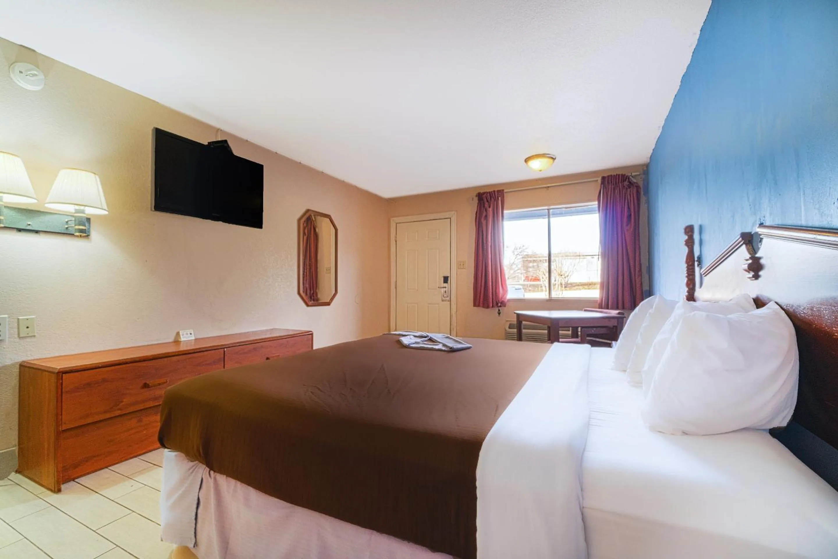 Bedroom, Bed in Regency Inn Three Rivers I-37