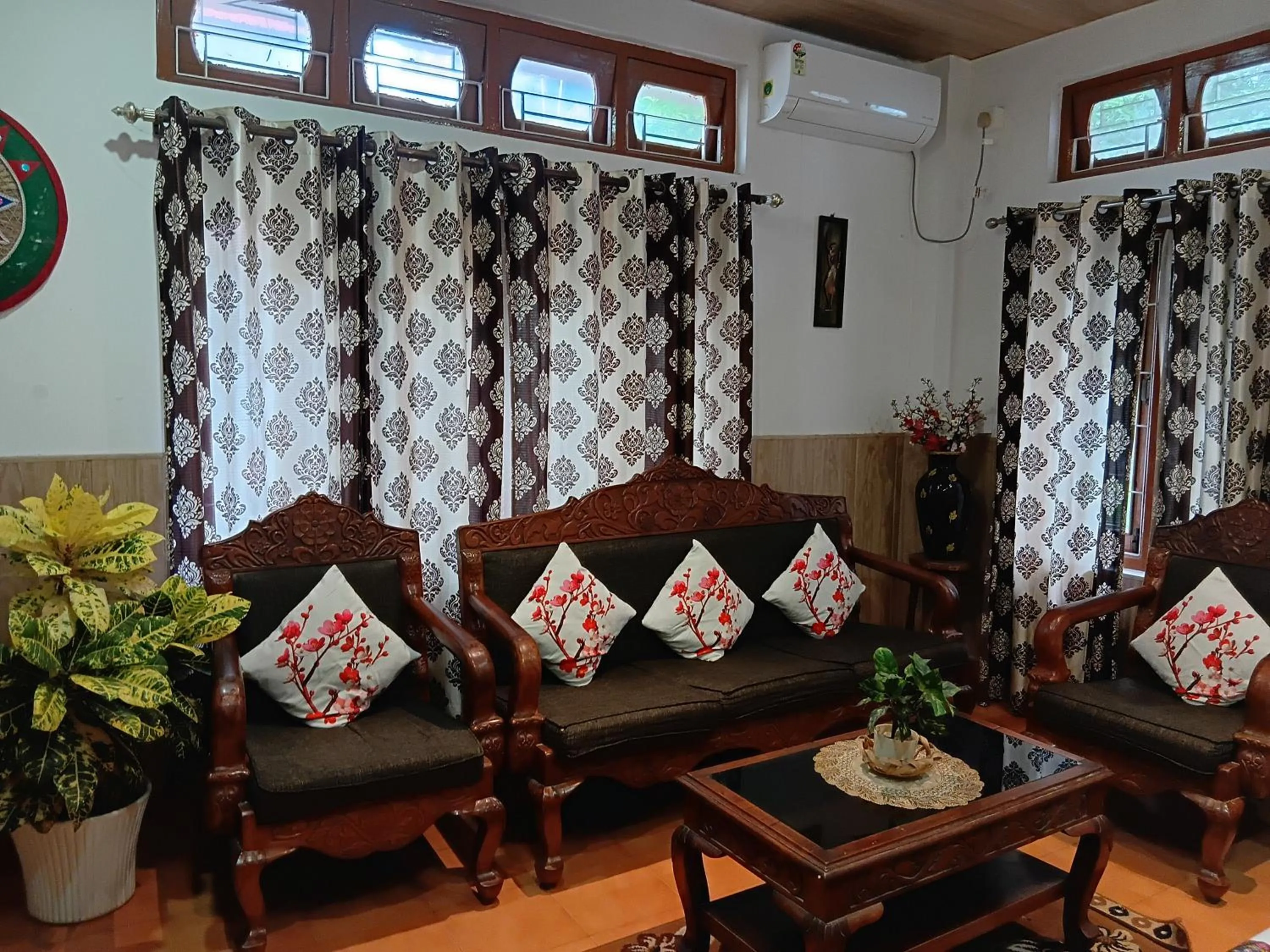 Three-Bedroom Apartment with Balcony in Amazing Homestay