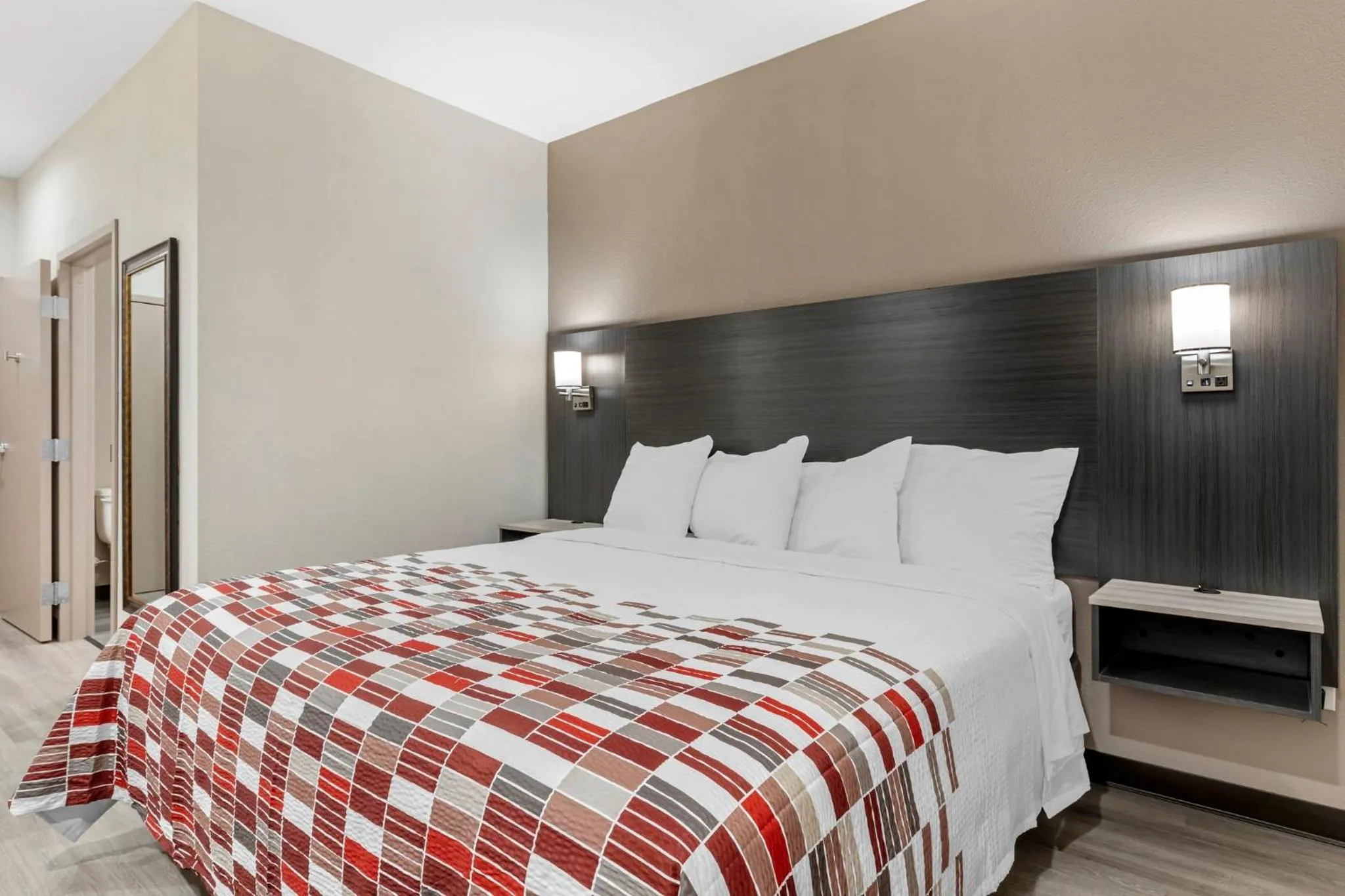 Bedroom, Bed in Red Roof Inn Hutchins