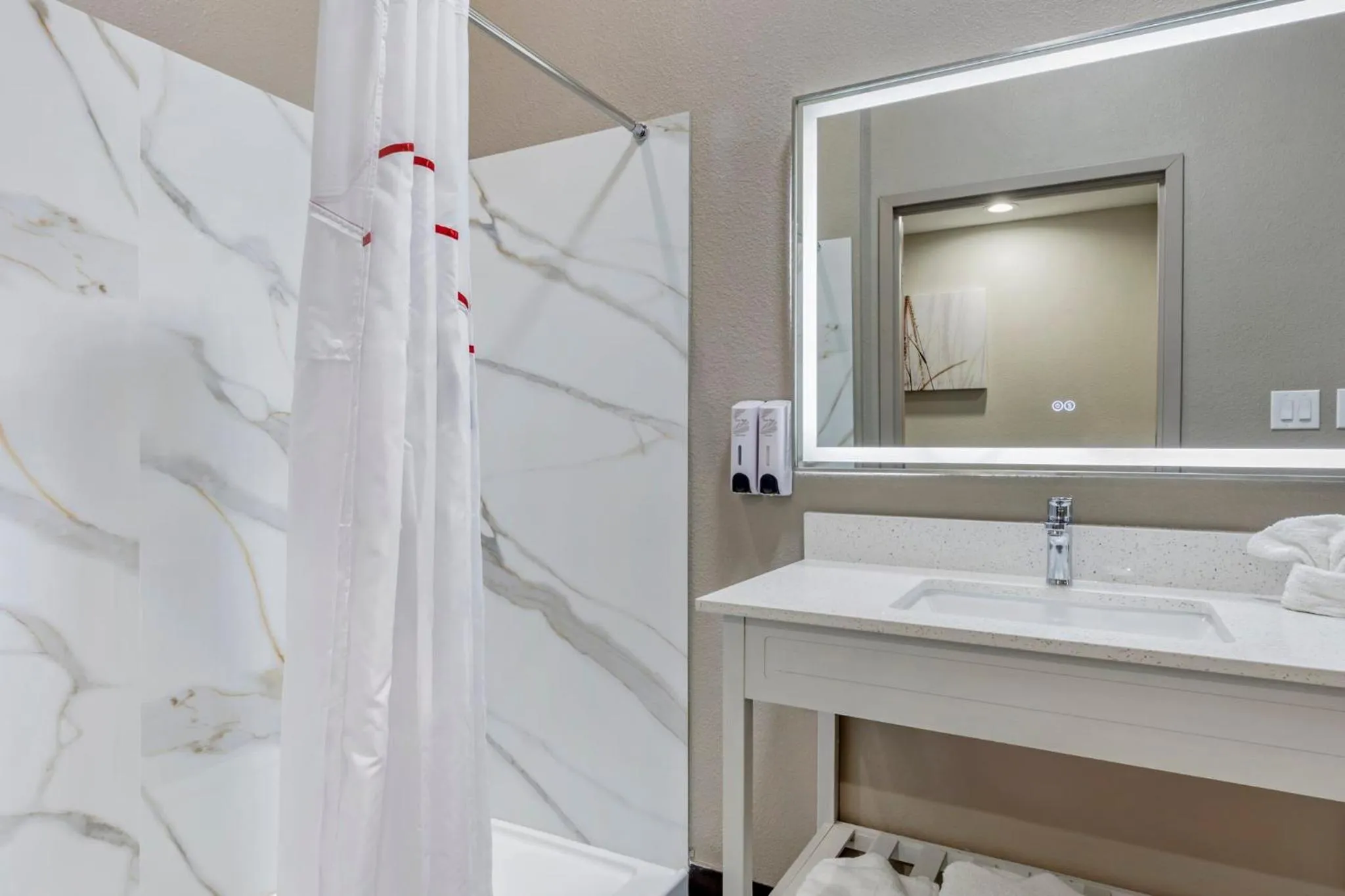 Bathroom in Red Roof Inn Hutchins