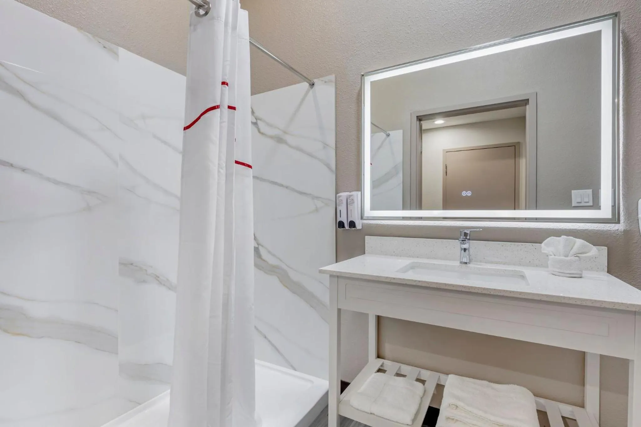 Bathroom in Red Roof Inn Hutchins