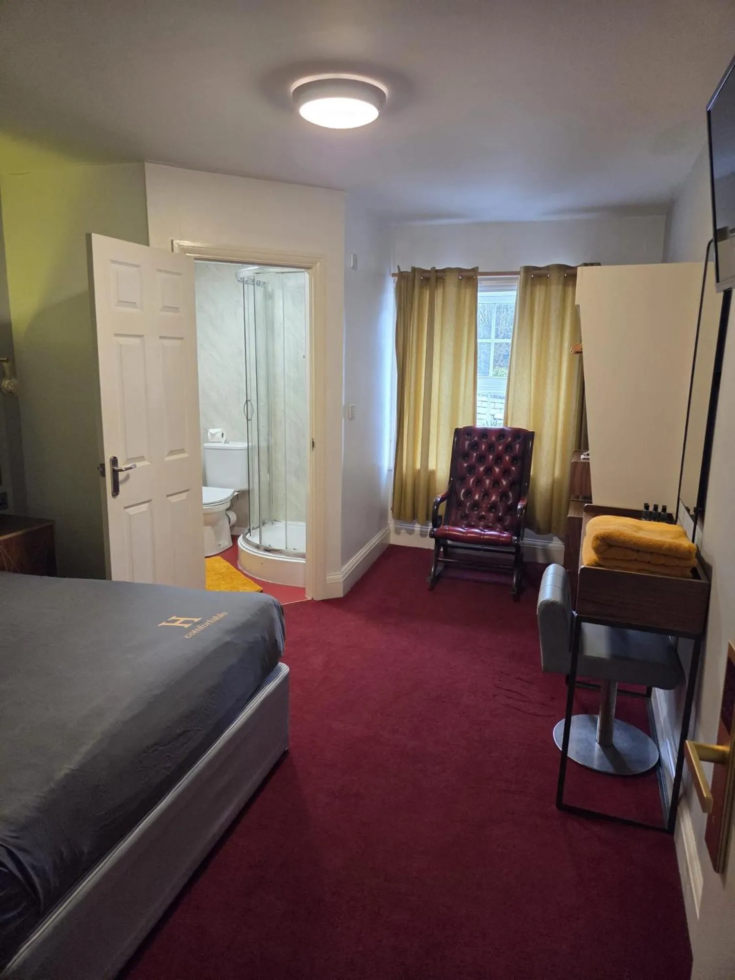 Bed in The Royal Oak Hotel