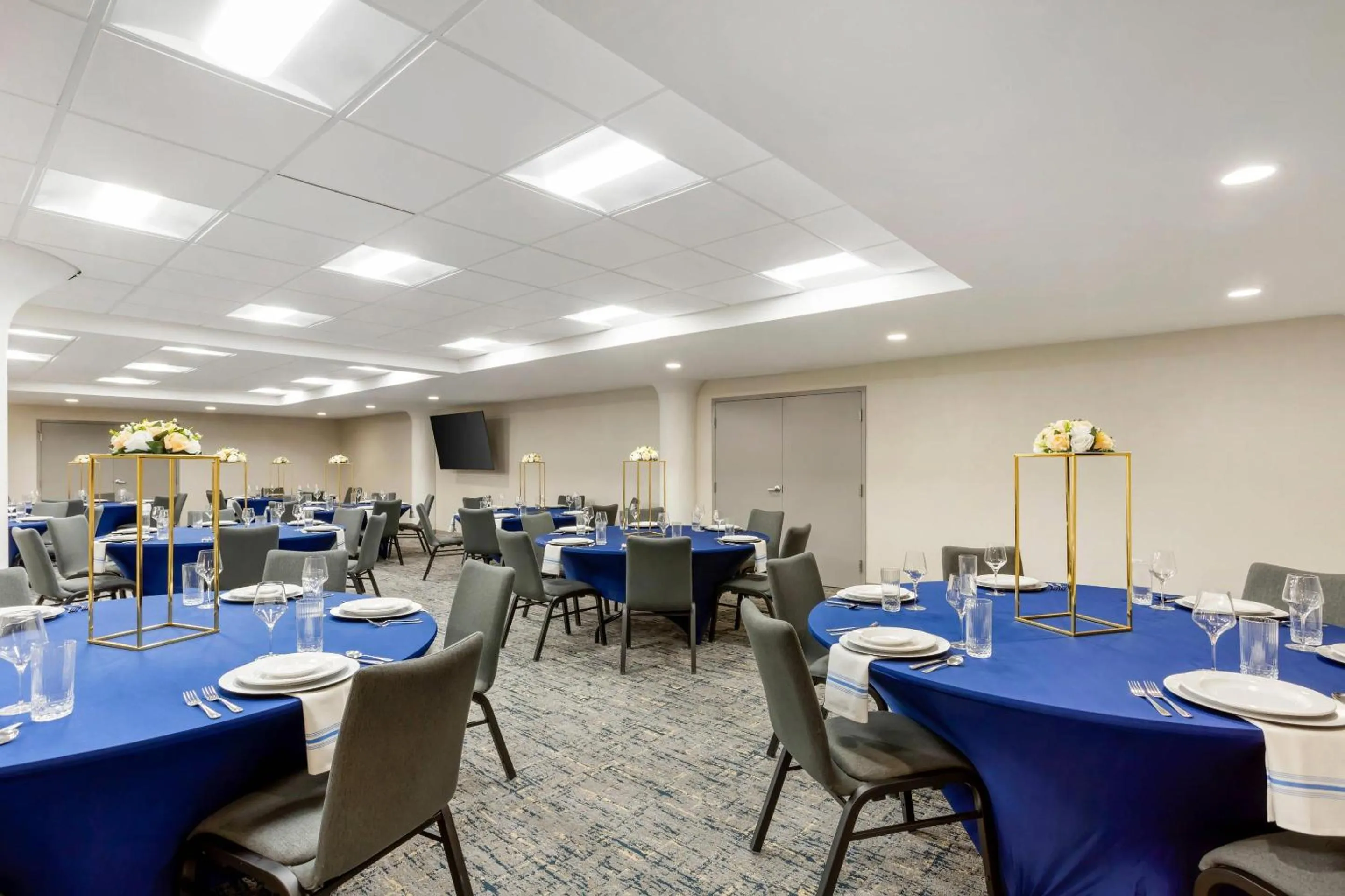 Meeting/conference room in Comfort Inn & Suites Newark Liberty International Airport