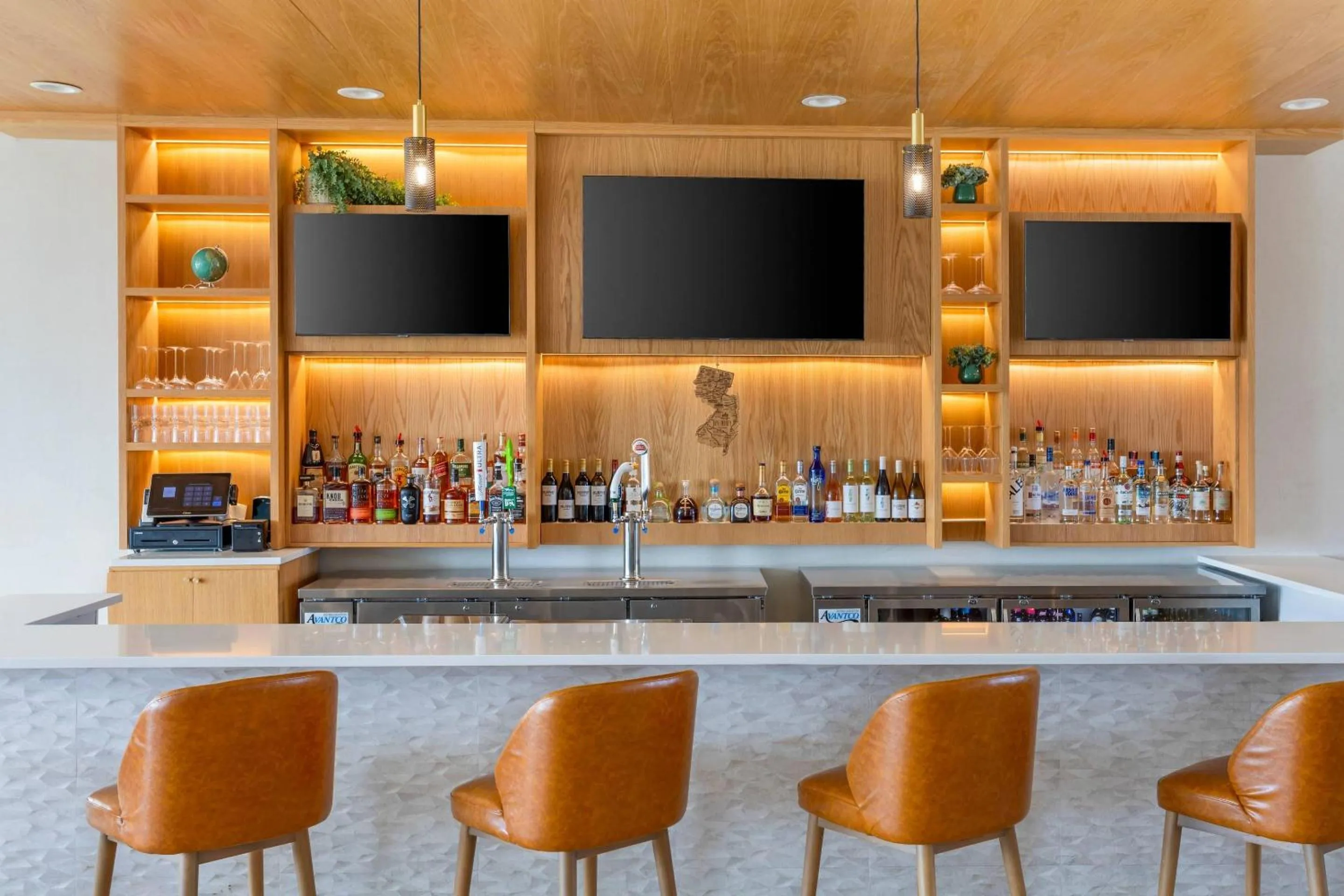 Lounge or bar in Comfort Inn & Suites Newark Liberty International Airport