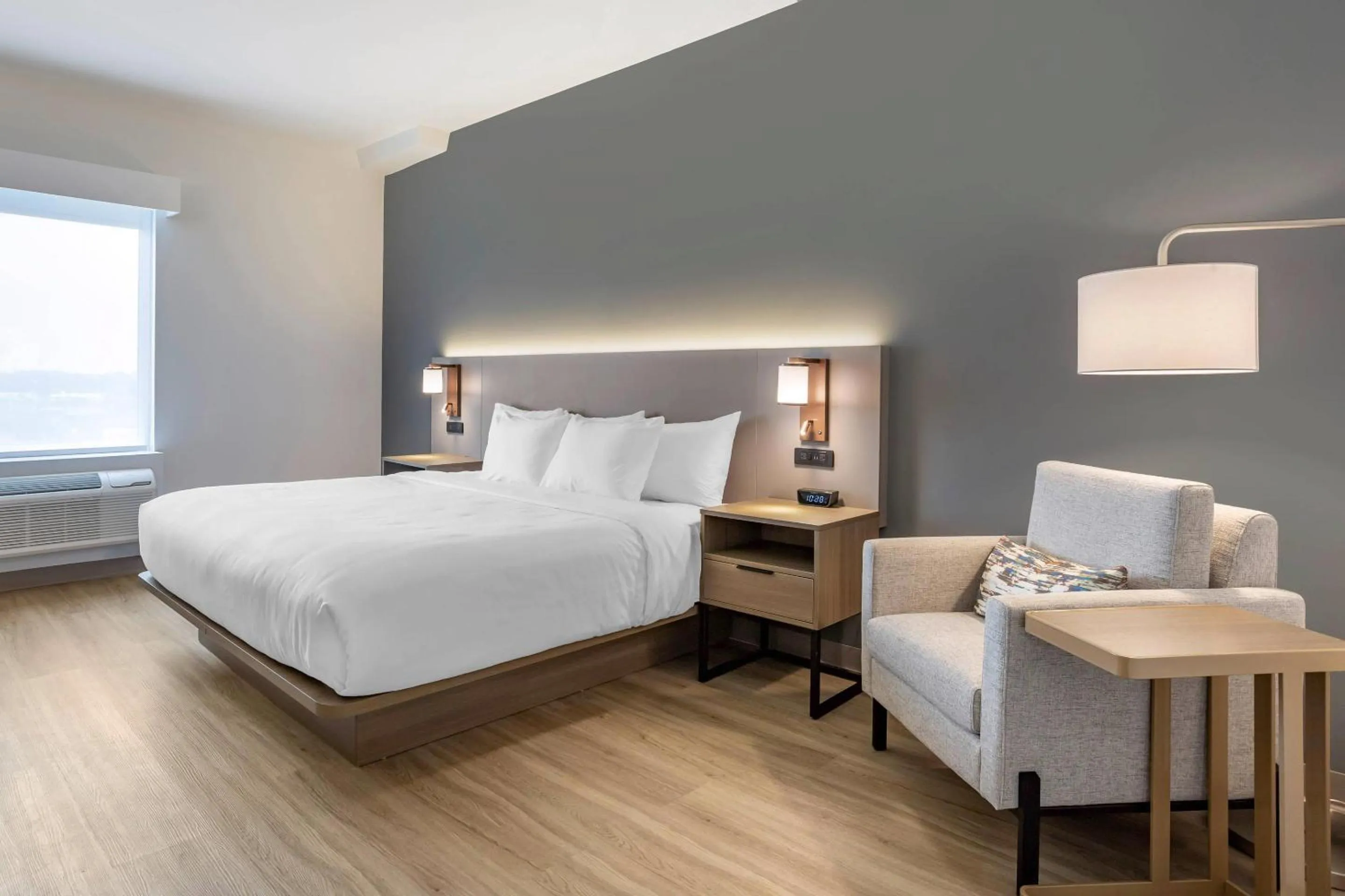 Bedroom, Bed in Comfort Inn & Suites Newark Liberty International Airport